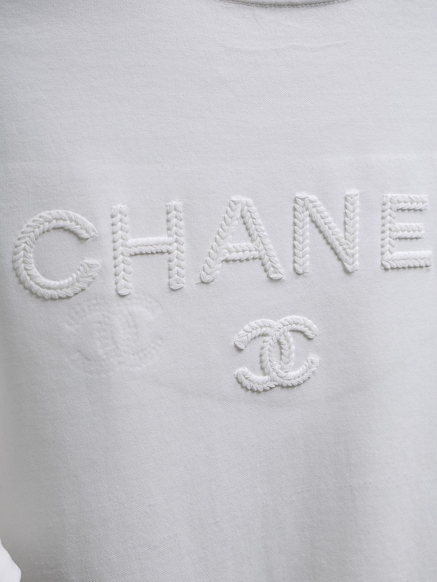 P80 CHANEL香奈儿* 
2꯭0꯭2꯭5秋冬款上新 ❤️ 
原⌚️高版本 限定 面料采用320克高密度纯棉 面料，不变形 不缩水 
工艺介绍：双线走位 胸前 后幅采用重工绳索刺绣🪡工艺
颜色：白色
SIZE：M-3XL