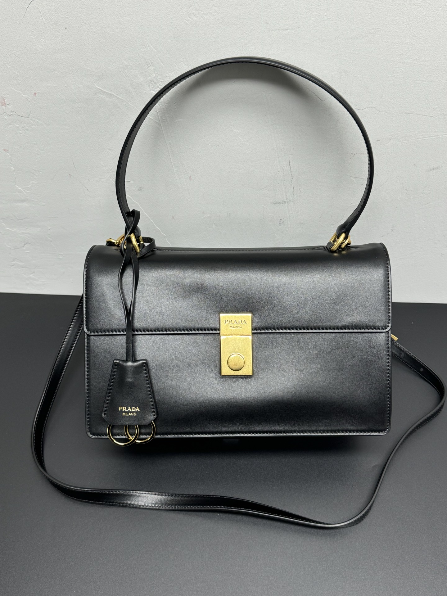 PRADA's latest accordion bag, a high-end model for white-collar workers, imported nappa calfskin, sheepskin lining, soft and delicate to the touc