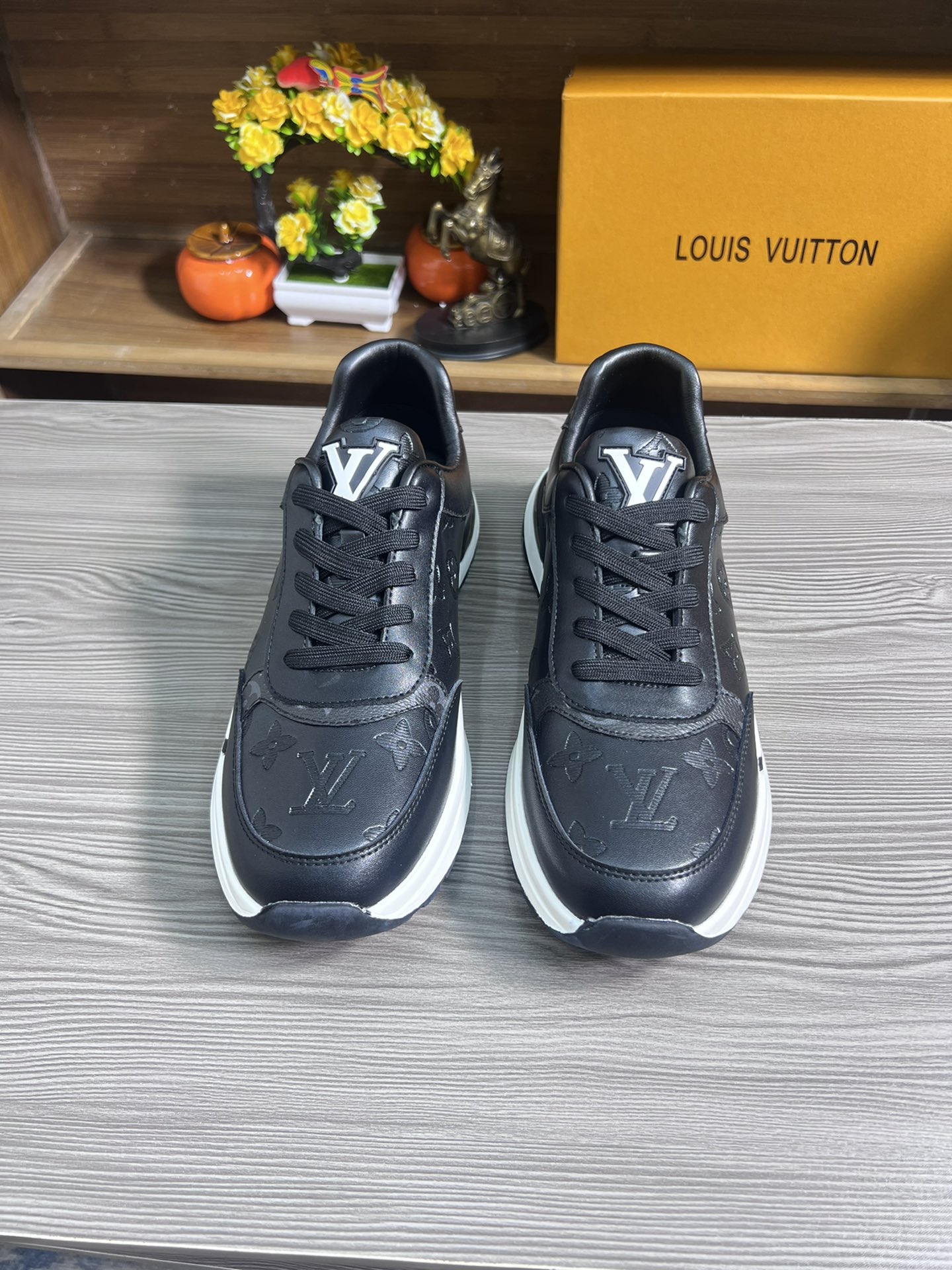 出厂价  ⌚⌚【LV 】新款男士休闲鞋，全球限量款鞋面采用原版皮料➕LOGO鞋面顶级做工 ！内里垫脚:纯进口羊皮内里 系带板鞋舒适透气✅ 奢华尊贵! ！男鞋码数：38-44 订做45r1