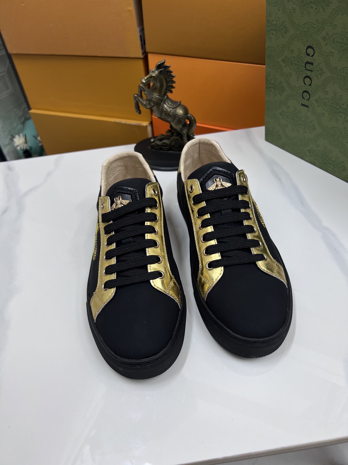 NO:351959,【Guqi】Career shoes, new styles are synchronized on the official website, imported waxed cowhide leather genuine leather inner lining, original midsole, customized dripping foamed sole combination 38-44x,,cowhide19860909【古奇】休闲板鞋 官网同步新款 进口打蜡牛皮真皮内里制作原版中底 私家定制滴胶发泡大底大底组合 38-44x,,cowhide,Men's shoes
