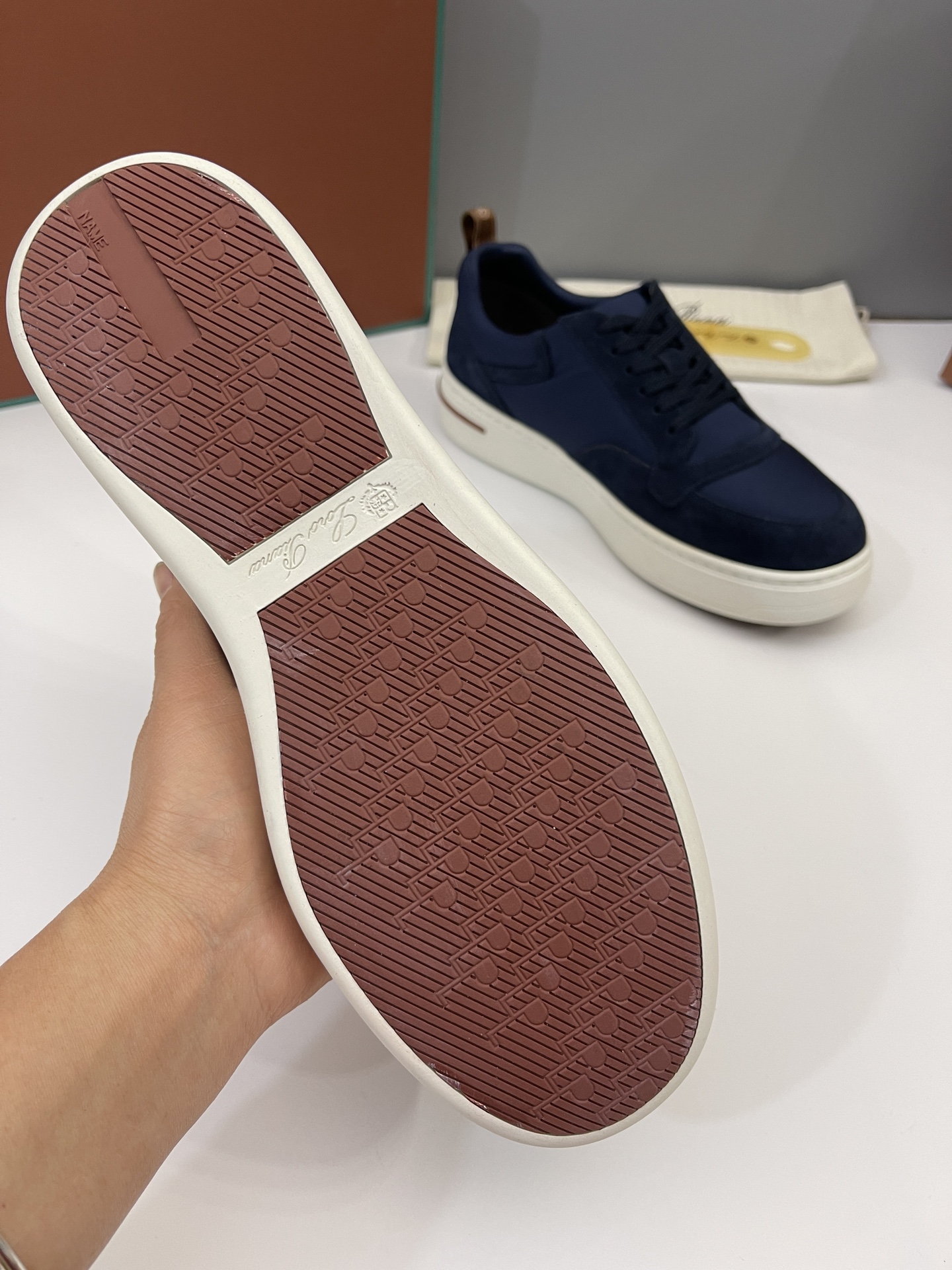 Precio de venta: Marca: loro piana/LP Yarda: 39/44 (45 46 47 a medida no retornable) Grado: Material