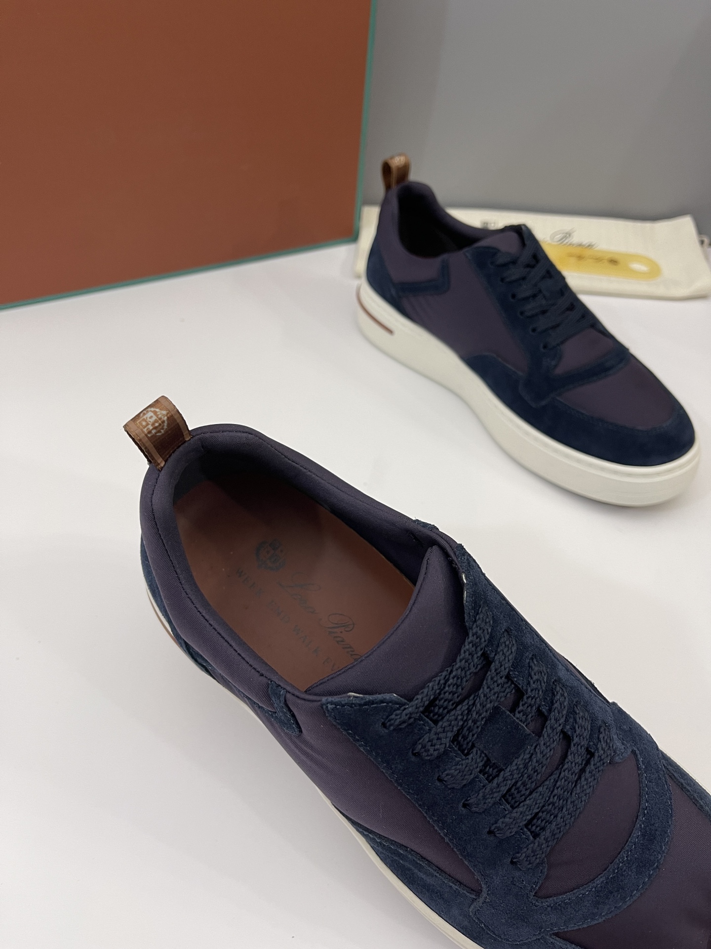 Precio de venta: Marca: loro piana/LP Yarda: 39/44 (45 46 47 a medida no retornable) Grado: Material