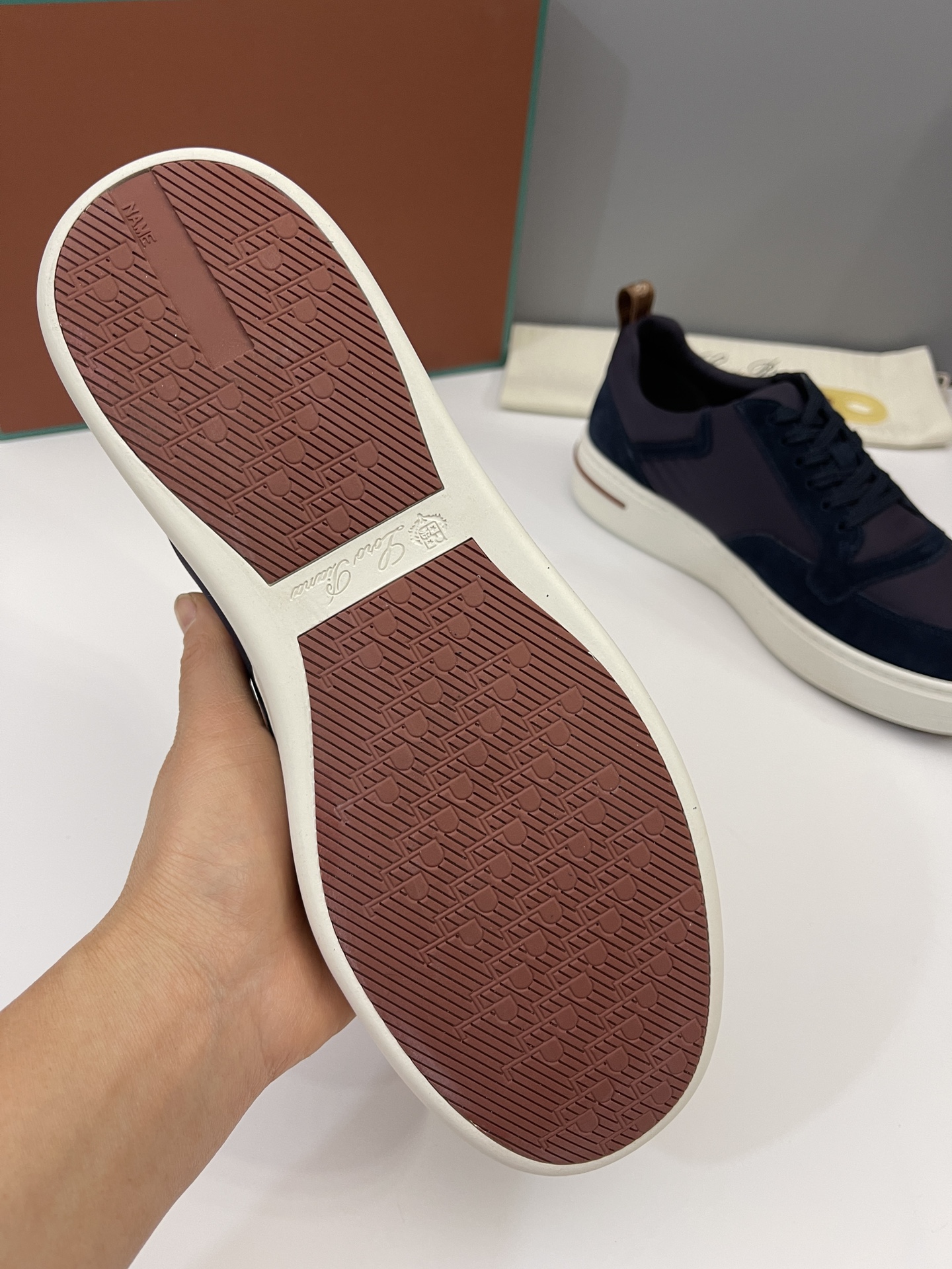 Precio de venta: Marca: loro piana/LP Yarda: 39/44 (45 46 47 a medida no retornable) Grado: Material