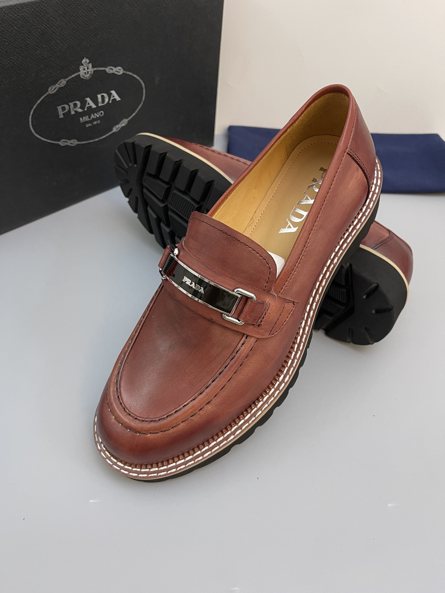Batch (Prada) de alta calidad, . Material-piel de vaca importada, forro y plantilla son todos de pie