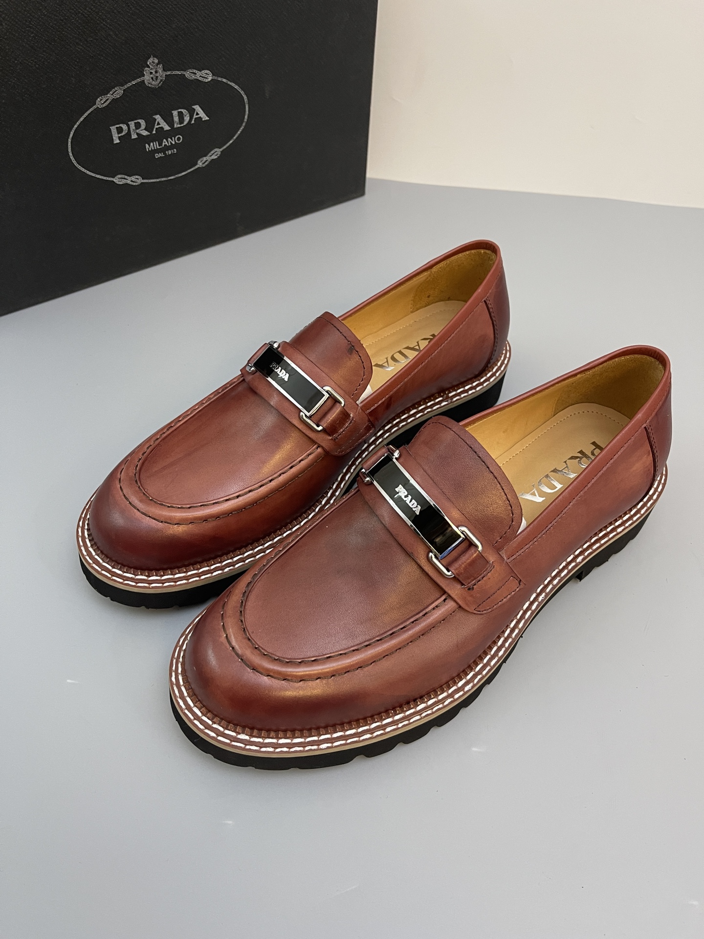 Batch (Prada) de alta calidad, . Material-piel de vaca importada, forro y plantilla son todos de pie