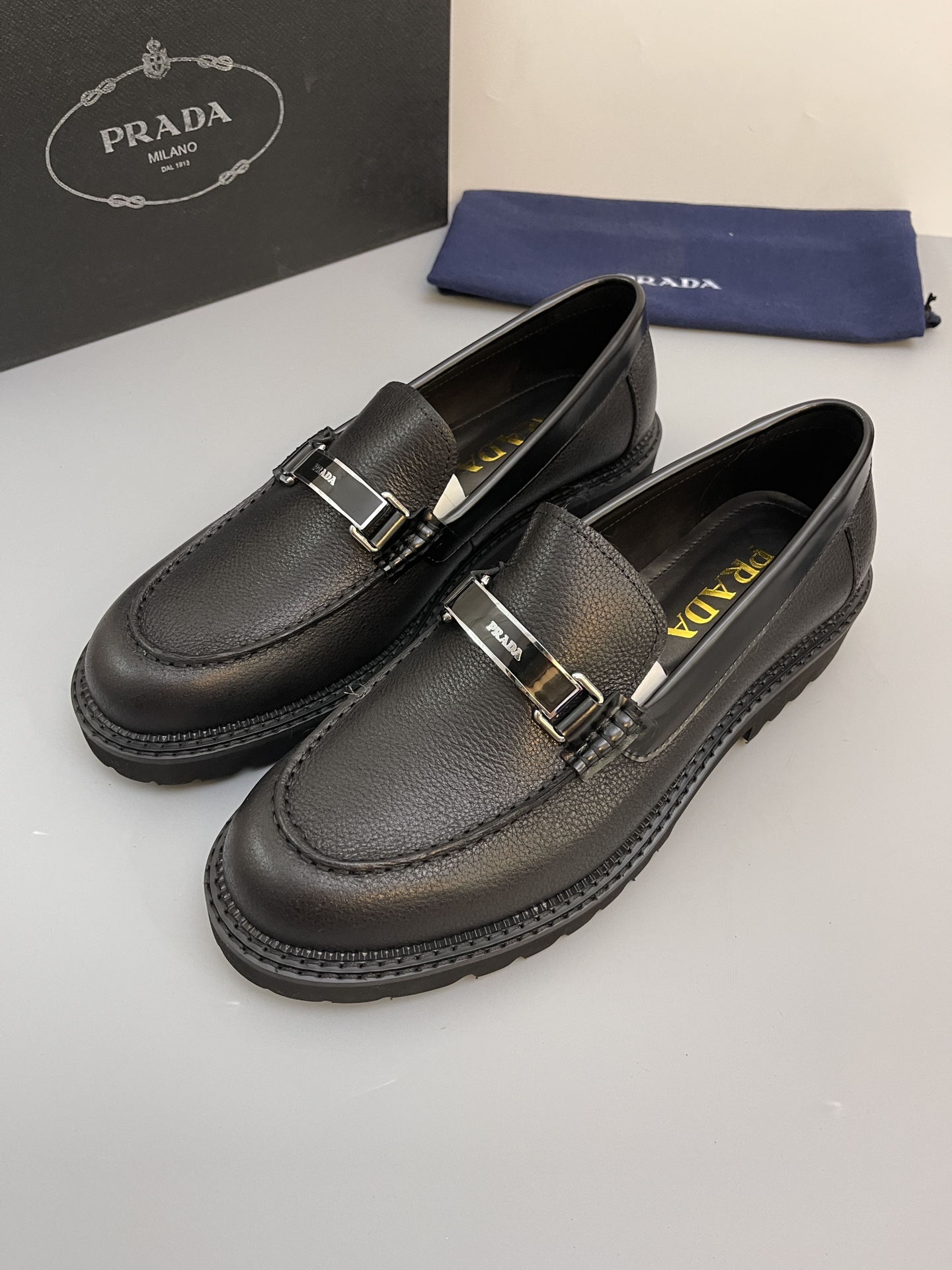 Batch (Prada) de alta calidad, . Material-piel de vaca importada, forro y plantilla son todos de pie