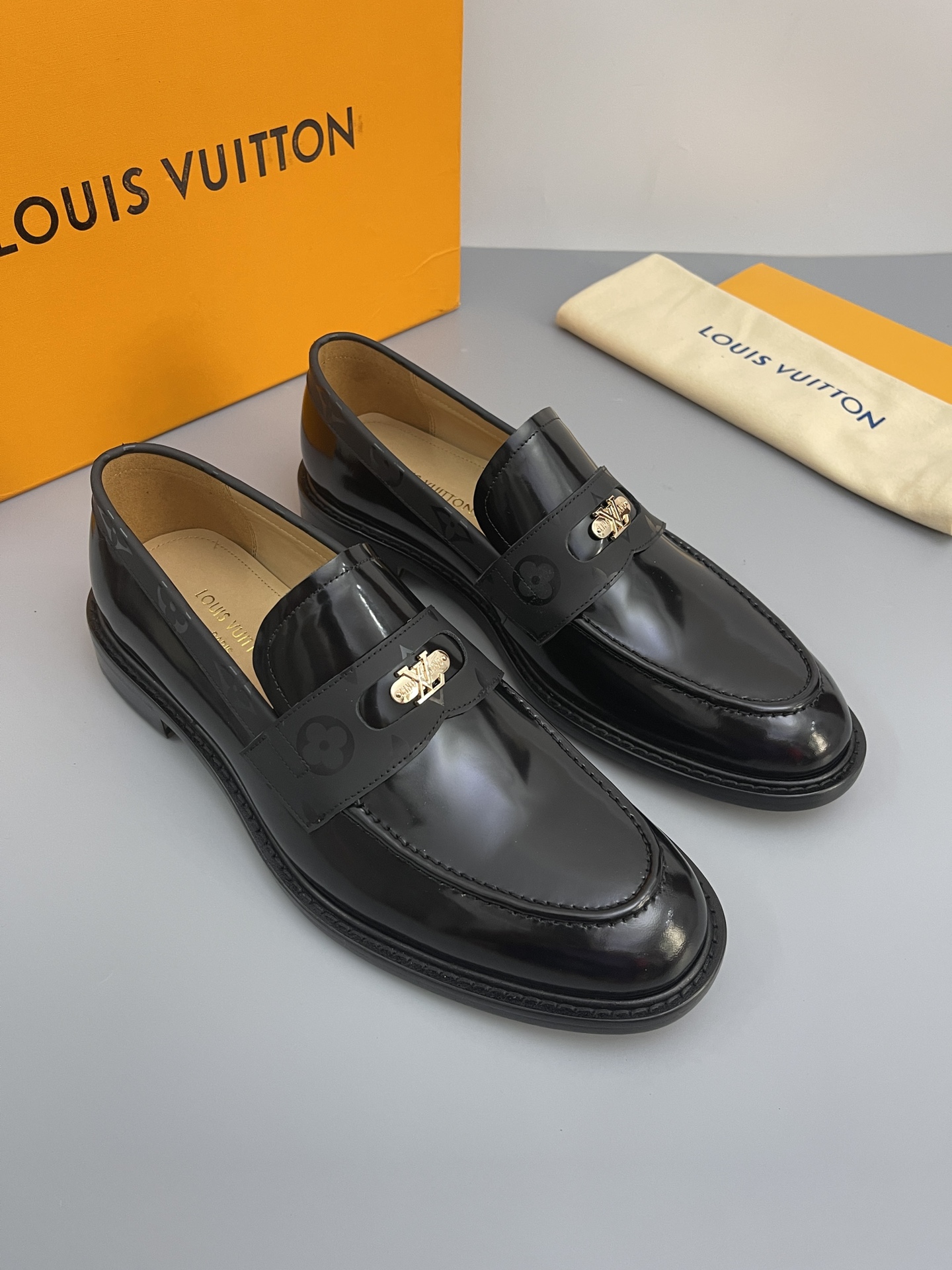 NO:273471,L's new product SAINT GERMAIN loafers official price RMB 050 This loafer leather shoe is made of imported open-edge beads and bright leather / imported soft cowhide / Damier chessboard pattern embossed front and back to create an elegant configuration, implicitly embellished matte leather Monogram pattern. Creating inner water dyed cowhide exquisite hand-stitching Traditional Sacchetto craftsmanship makes the shoe body light and clever, matched with exquisite Italian genuine leather outsole, demonstrating Louis~'s exquisite shoemaking technology. Standard leather shoes sizes 39~44#,,louis vuitton,saint laurent,louis vuitton,loafers,cowhide19860909L家新品SAINT GERMAIN 乐福鞋 官方售价RMB ,050 本款乐福鞋皮鞋以进口开边珠亮皮/进口柔软牛皮/Damier棋盘格图纹压花图纹前后呼应打造塑造优雅构型,为鞋领和饰带含蓄点缀雾面皮革 Monogram 图案.内里水染牛皮打造 精致手工缝线 传统 Sacchetto 工艺令鞋身轻盈灵巧,搭配精致意大利真皮皮革外底,彰显路易～的精湛制鞋技术.标准皮鞋码数39～44# 批,,louis vuitton,saint laurent,louis vuitton,loafers,cowhide,Men's shoes