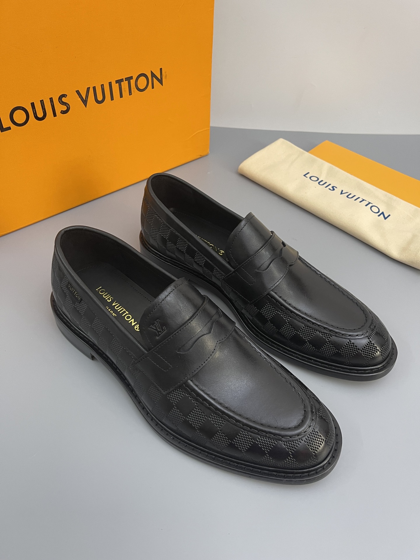 NO:273474,L's new product SAINT GERMAIN loafers official price RMB 050 This loafer leather shoe is made of imported open-edge beads and bright leather / imported soft cowhide / Damier chessboard pattern embossed front and back to create an elegant configuration, implicitly embellished matte leather Monogram pattern. Creating inner water dyed cowhide exquisite hand-stitching Traditional Sacchetto craftsmanship makes the shoe body light and clever, matched with exquisite Italian genuine leather outsole, demonstrating Louis~'s exquisite shoemaking technology. Standard leather shoes sizes 39~44#,,louis vuitton,saint laurent,louis vuitton,loafers,cowhide19860909L家新品SAINT GERMAIN 乐福鞋 官方售价RMB ,050 本款乐福鞋皮鞋以进口开边珠亮皮/进口柔软牛皮/Damier棋盘格图纹压花图纹前后呼应打造塑造优雅构型,为鞋领和饰带含蓄点缀雾面皮革 Monogram 图案.内里水染牛皮打造 精致手工缝线 传统 Sacchetto 工艺令鞋身轻盈灵巧,搭配精致意大利真皮皮革外底,彰显路易～的精湛制鞋技术.标准皮鞋码数39～44# 批,,louis vuitton,saint laurent,louis vuitton,loafers,cowhide,Men's shoes