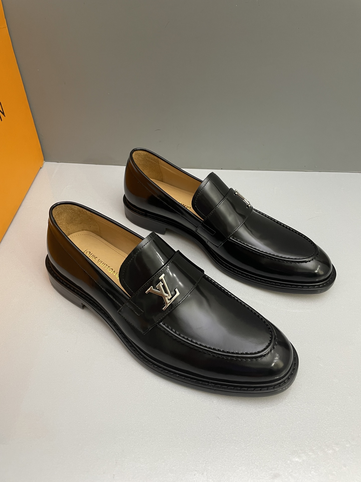 NO:273477,L's new product SAINT GERMAIN loafers official price RMB 050 This loafer leather shoe is made of imported open-edge beads and bright leather / imported soft cowhide / Damier chessboard pattern embossed front and back to create an elegant configuration, implicitly embellished matte leather Monogram pattern. Creating inner water dyed cowhide exquisite hand-stitching Traditional Sacchetto craftsmanship makes the shoe body light and clever, matched with exquisite Italian genuine leather outsole, demonstrating Louis~'s exquisite shoemaking technology. Standard leather shoes sizes 39~44#,,louis vuitton,saint laurent,louis vuitton,loafers,cowhide19860909L家新品SAINT GERMAIN 乐福鞋 官方售价RMB ,050 本款乐福鞋皮鞋以进口开边珠亮皮/进口柔软牛皮/Damier棋盘格图纹压花图纹前后呼应打造塑造优雅构型,为鞋领和饰带含蓄点缀雾面皮革 Monogram 图案.内里水染牛皮打造 精致手工缝线 传统 Sacchetto 工艺令鞋身轻盈灵巧,搭配精致意大利真皮皮革外底,彰显路易～的精湛制鞋技术.标准皮鞋码数39～44# 批,,louis vuitton,saint laurent,louis vuitton,loafers,cowhide,Men's shoes