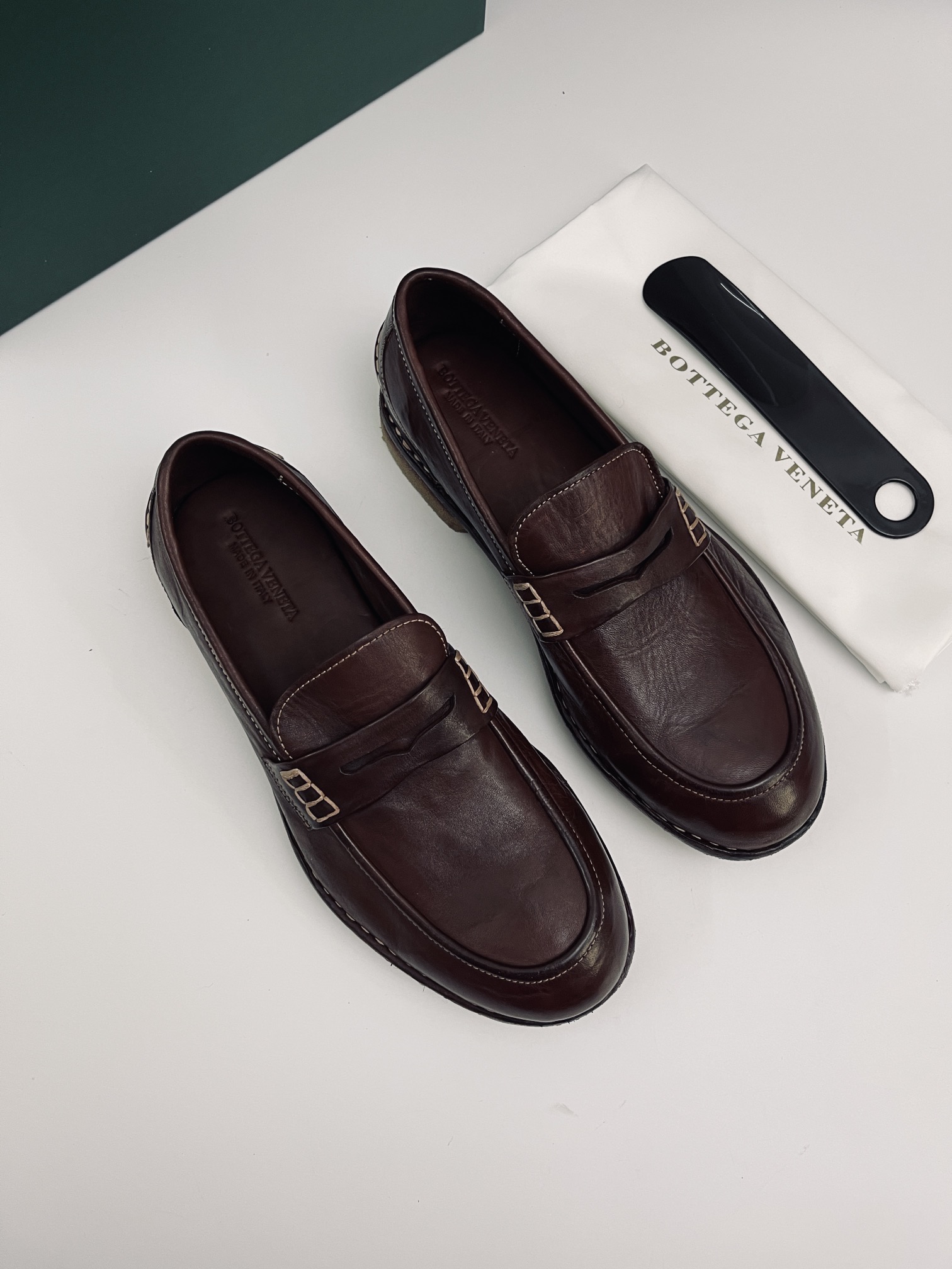 NO:271975,BV new men's velvet casual one-legged loafers. This casual one-legged loafers are made of soft cowhide material, creating a light texture and exquisite leather lining. The all-round interpretation of classic shoes is an exquisite casual style. The flexible collision structure is matched with a rubber outsole to increase more durability. Paired with a light rubber sole, it is easy to wear and take off the foot design with one-legged kick. Size39-44 (customized for 45), bottega veneta,loafers,cowhide19860909BV 新款男士绒休闲一脚蹬乐福鞋,这款休闲一脚蹬乐福鞋选用柔软牛皮材质,成就轻盈质地,精致真皮衬里,经典鞋履全方位演绎是精致的休闲风格.灵活的撞搭结构搭配橡胶外底,增加更多耐久性.搭配轻盈橡胶鞋底,一脚蹬易穿脱套脚设计. Size39-44（45定做）,,bottega veneta,loafers,cowhide,Men's shoes