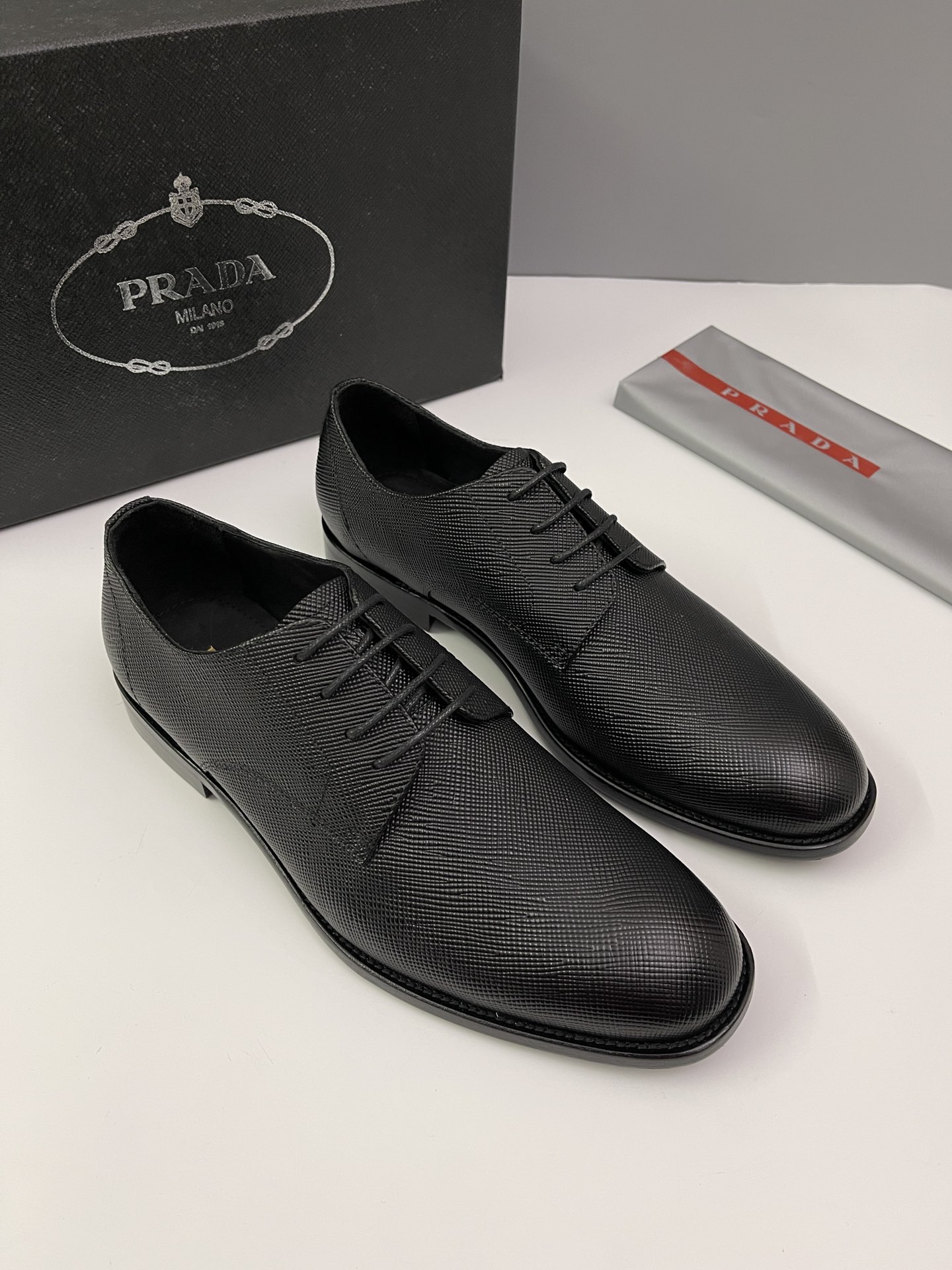 Batch New Prad Mocasines de cuero de vacaHechos a mano de cuero de vaca saffiano icónico, estos moca