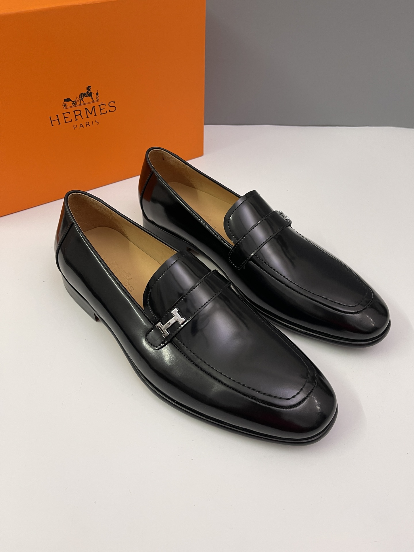 NO:279768,[HERMS] Hermes men's leather shoes, 1:1 top-level purchasing agent original quality, imported cowhide upper with top layer cowhide inner lining, original hardware, customized original genuine leather sole, create your highlights starting from the shoes, with code 38-46 (38.45.46 custom made without return or exchange),,, hermes, hermes, cowhide, Leather soles19860909批【HERMS】爱玛仕男士皮鞋,1:1顶级代购原单品质,鞋面进口牛皮配头层牛皮内里,原版五金,订制原版真皮大底,创造你的亮点从鞋开始,配码38-46（38.45.46订做不退换）,,,hermes,hermes,cowhide,Leather soles,Men's shoes