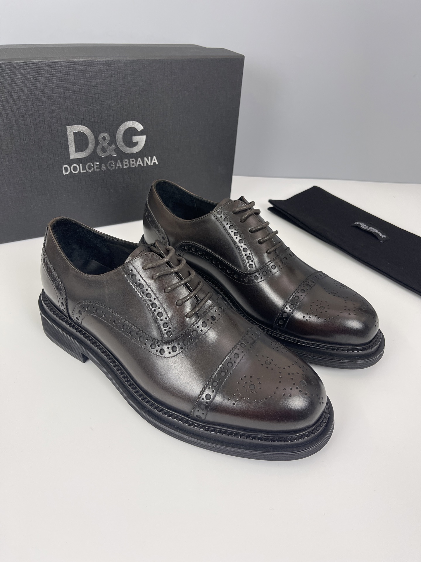 NO:273350,D&G cowhide top men's loafers and leather shoes embellished with DG hardware nameplate, made of imported calf leather, retro and shiny texture complement each other, releasing charming tones to outline confident posture. Imported calf leather   cowhide inner lining   private molding outsole Size: 39-44 (38.45 customized) batch, Dolce & Gabbana, loafers, cowhide19860909D&G 牛皮顶级男款乐福鞋皮鞋 点缀DG五金铭牌,采用进口小牛皮制成,复古与亮泽质感相得益彰,释放迷人色调勾勒自信姿态. 进口小牛皮 牛皮内里 私模大底 Size:39-44(38.45定做）批,,Dolce&Gabbana,loafers,cowhide,Men's shoes