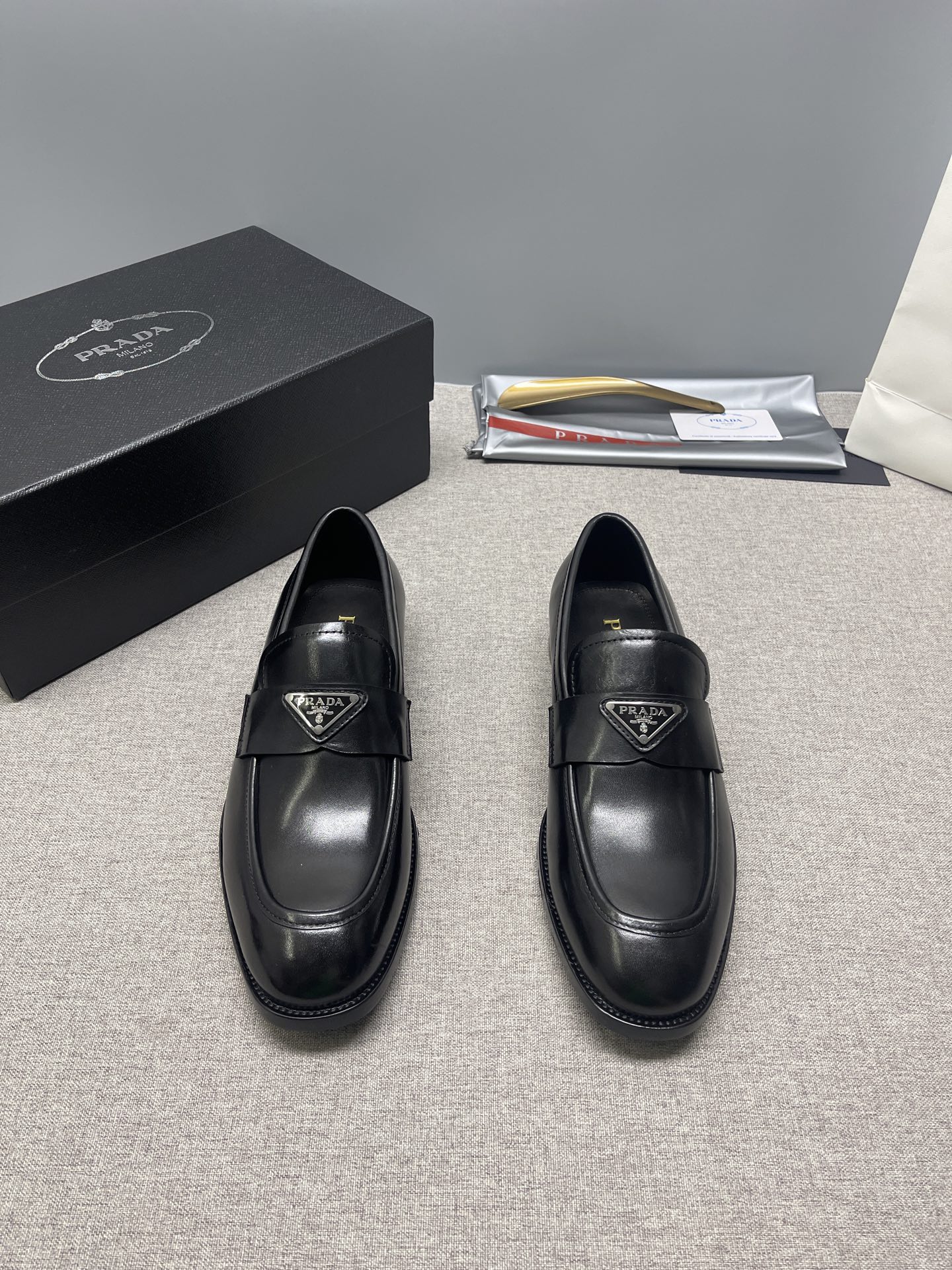 NO:831753,2026 PRAD* Classic Loaf Leather Shoes | Top version | Made of original cowhide upper | Full cowhide lining for feet | Decorated with enamel metal triangle logo | Imported leather injection molding [genuine leather outsole] Elegant appearance Simple and smooth design continues the classics and looks more noble Composite rubber bottom layer Comfortable and breathable upper foot, good non-slip and wear resistance Calf leather lining makes it easier to put on and take off with one foot  Size39-44 (38.45 customized.,,prada,loafers,cowhide,Leather soles198609092026 PRAD*经典乐福皮鞋｜顶级版本｜采用原版牛皮鞋面｜全牛皮内里垫脚｜饰以珐琅金属三角形徽标｜进口皮胚注塑【真皮大底】致 外形优雅 简洁流畅的设计 既延续经典又更显高贵 复合橡胶底层 上脚舒适透气,防滑耐磨性能好 内里小牛皮 一脚蹬穿脱更方便 Size39-44（38.45定做.,,prada,loafers,cowhide,Leather soles,Men's shoes