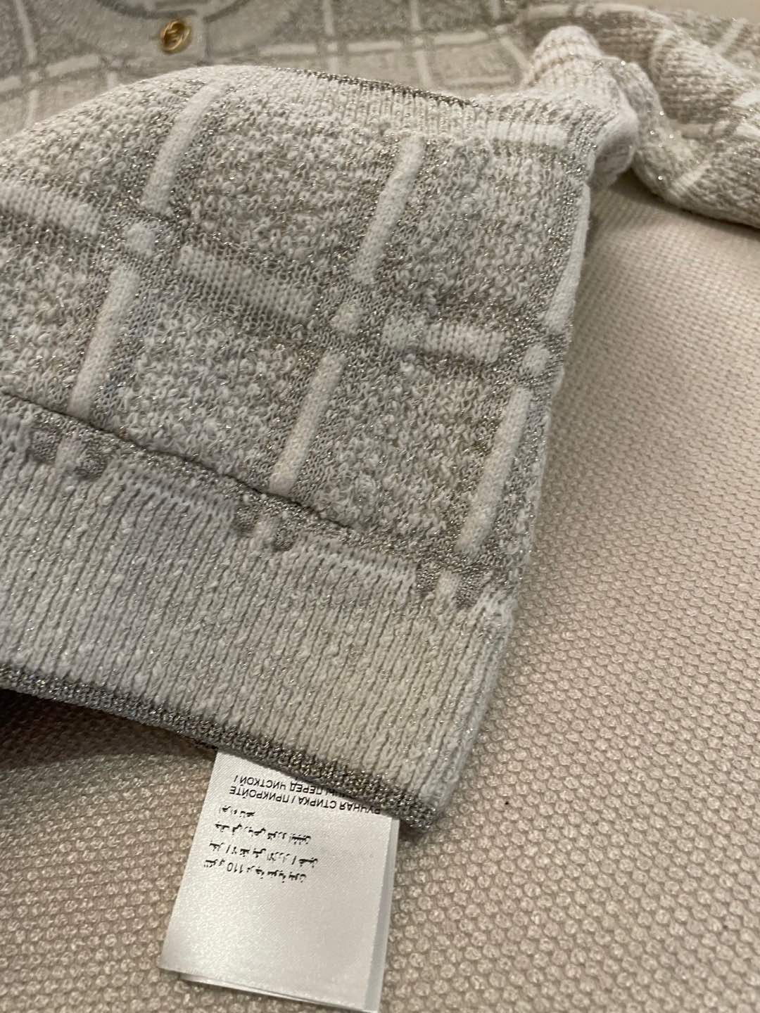 Gucci Wool Gold & Silver Thread Plaid Jacquard Cardigan - Chic & Luxurious 11 i1735980388747 396 0 9