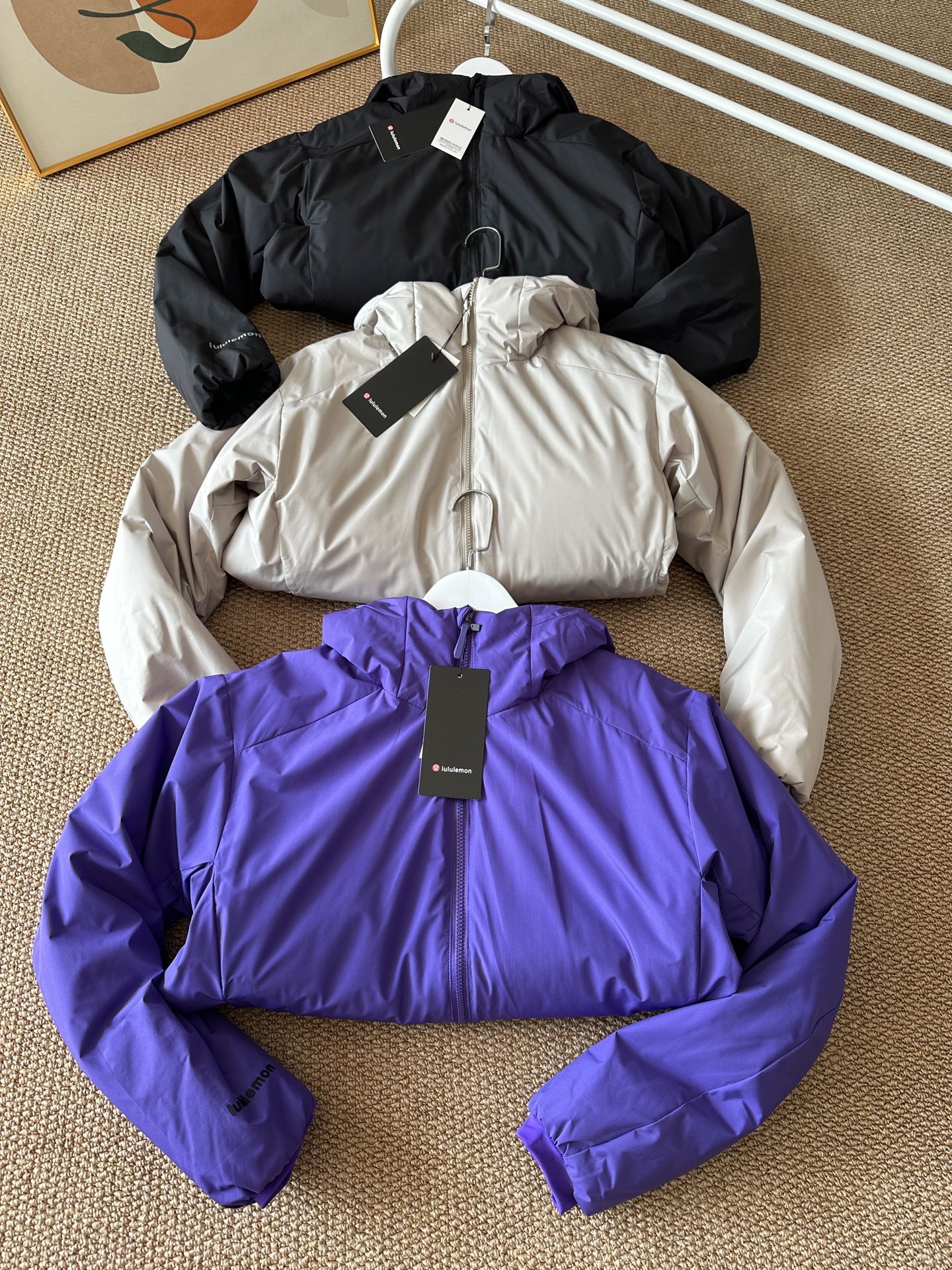 💰165
(款号2710)露露男士棉服、超轻超保暖,出色的工艺,精美的版型,防撕裂耐磨防风防泼水等户外防护功能性内里填充120平方克科技压缩拒水棉超细纤维结构遇水不成团不结块保暖系数和700+蓬松度90白鸭绒持平(质检报告保暖率超国标标准),内里100锦纶材质无静电亲肤柔软透气透湿高端户外功能性保暖产品标配,立体风雪帽帽檐压胶加宽设计可调节露露冬季御寒保暖连帽棉服!Plant1oft科技高效暖绒填充! 而且是全新一代升级版本! 面料和填充棉都做了全新升级! 更保暖、更轻盈!更有型! “比羽绒还保暖”! 这个系列一直主打轻量化的设计理念! 主打轻薄保暖便携等户外功能! 但是它的保暖效果 却很显著,露家立体软胶logo,很精致,很耐看,户外三防科技面料, 无惧风雨雪天气! 轻量化的质地上身舒适很保暖! 高密胆布内衬+矩形压线工艺! 中空保暖纤维填充 填充均匀 防止串联! 上身保暖舒适出汗也不闷热! 工艺感极好,质感满满,推荐了~
颜色:黑色 紫色 卡其 绿色
尺码:M~3XL
身高 衣长 胸围 摆围 肩袖长
M 170/92A 67 120 114 80
L 175/96A 68 124 118 82
XL 180/100A 70 128 122 84
2XL 185/104A 72 132 126 86
3XL 190/108A 73 136 130 88
(推荐体重:120 140 160 180 200)