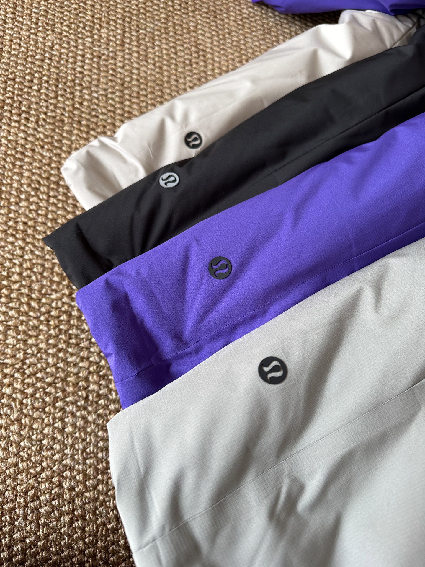 💰165
(款号2710)露露男士棉服、超轻超保暖,出色的工艺,精美的版型,防撕裂耐磨防风防泼水等户外防护功能性内里填充120平方克科技压缩拒水棉超细纤维结构遇水不成团不结块保暖系数和700+蓬松度90白鸭绒持平(质检报告保暖率超国标标准),内里100锦纶材质无静电亲肤柔软透气透湿高端户外功能性保暖产品标配,立体风雪帽帽檐压胶加宽设计可调节露露冬季御寒保暖连帽棉服!Plant1oft科技高效暖绒填充! 而且是全新一代升级版本! 面料和填充棉都做了全新升级! 更保暖、更轻盈!更有型! “比羽绒还保暖”! 这个系列一直主打轻量化的设计理念! 主打轻薄保暖便携等户外功能! 但是它的保暖效果 却很显著,露家立体软胶logo,很精致,很耐看,户外三防科技面料, 无惧风雨雪天气! 轻量化的质地上身舒适很保暖! 高密胆布内衬+矩形压线工艺! 中空保暖纤维填充 填充均匀 防止串联! 上身保暖舒适出汗也不闷热! 工艺感极好,质感满满,推荐了~
颜色:黑色 紫色 卡其 绿色
尺码:M~3XL
身高 衣长 胸围 摆围 肩袖长
M 170/92A 67 120 114 80
L 175/96A 68 124 118 82
XL 180/100A 70 128 122 84
2XL 185/104A 72 132 126 86
3XL 190/108A 73 136 130 88
(推荐体重:120 140 160 180 200)