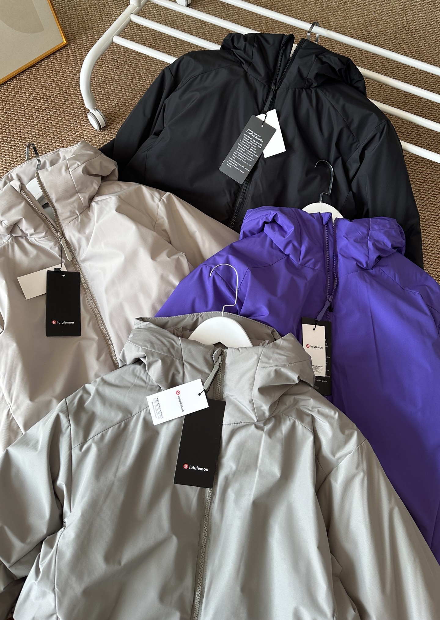 💰165
(款号2710)露露男士棉服、超轻超保暖,出色的工艺,精美的版型,防撕裂耐磨防风防泼水等户外防护功能性内里填充120平方克科技压缩拒水棉超细纤维结构遇水不成团不结块保暖系数和700+蓬松度90白鸭绒持平(质检报告保暖率超国标标准),内里100锦纶材质无静电亲肤柔软透气透湿高端户外功能性保暖产品标配,立体风雪帽帽檐压胶加宽设计可调节露露冬季御寒保暖连帽棉服!Plant1oft科技高效暖绒填充! 而且是全新一代升级版本! 面料和填充棉都做了全新升级! 更保暖、更轻盈!更有型! “比羽绒还保暖”! 这个系列一直主打轻量化的设计理念! 主打轻薄保暖便携等户外功能! 但是它的保暖效果 却很显著,露家立体软胶logo,很精致,很耐看,户外三防科技面料, 无惧风雨雪天气! 轻量化的质地上身舒适很保暖! 高密胆布内衬+矩形压线工艺! 中空保暖纤维填充 填充均匀 防止串联! 上身保暖舒适出汗也不闷热! 工艺感极好,质感满满,推荐了~
颜色:黑色 紫色 卡其 绿色
尺码:M~3XL
身高 衣长 胸围 摆围 肩袖长
M 170/92A 67 120 114 80
L 175/96A 68 124 118 82
XL 180/100A 70 128 122 84
2XL 185/104A 72 132 126 86
3XL 190/108A 73 136 130 88
(推荐体重:120 140 160 180 200)