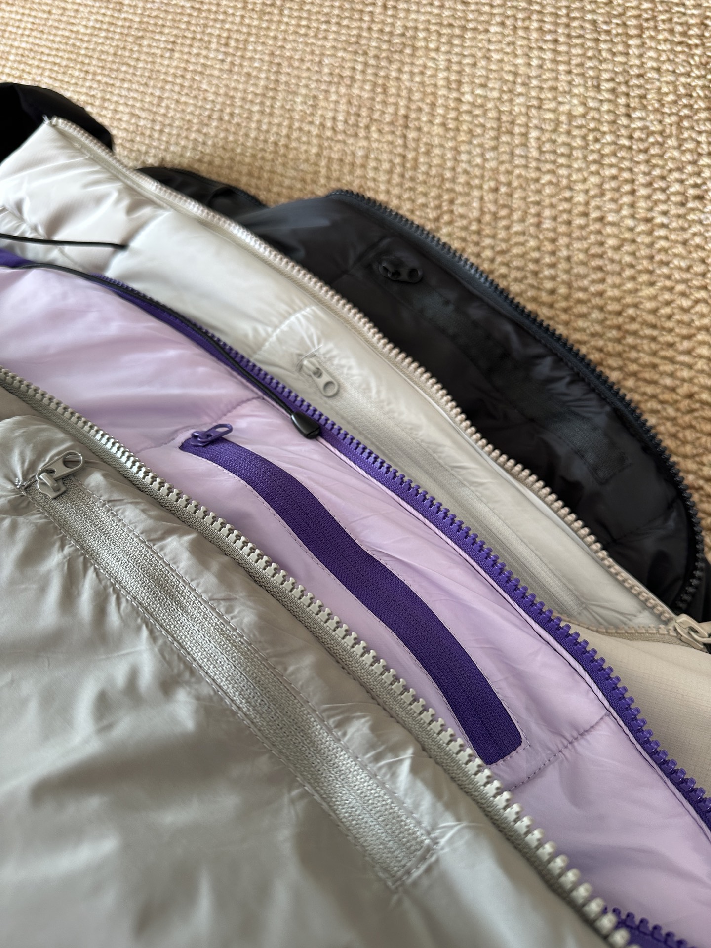 💰165
(款号2710)露露男士棉服、超轻超保暖,出色的工艺,精美的版型,防撕裂耐磨防风防泼水等户外防护功能性内里填充120平方克科技压缩拒水棉超细纤维结构遇水不成团不结块保暖系数和700+蓬松度90白鸭绒持平(质检报告保暖率超国标标准),内里100锦纶材质无静电亲肤柔软透气透湿高端户外功能性保暖产品标配,立体风雪帽帽檐压胶加宽设计可调节露露冬季御寒保暖连帽棉服!Plant1oft科技高效暖绒填充! 而且是全新一代升级版本! 面料和填充棉都做了全新升级! 更保暖、更轻盈!更有型! “比羽绒还保暖”! 这个系列一直主打轻量化的设计理念! 主打轻薄保暖便携等户外功能! 但是它的保暖效果 却很显著,露家立体软胶logo,很精致,很耐看,户外三防科技面料, 无惧风雨雪天气! 轻量化的质地上身舒适很保暖! 高密胆布内衬+矩形压线工艺! 中空保暖纤维填充 填充均匀 防止串联! 上身保暖舒适出汗也不闷热! 工艺感极好,质感满满,推荐了~
颜色:黑色 紫色 卡其 绿色
尺码:M~3XL
身高 衣长 胸围 摆围 肩袖长
M 170/92A 67 120 114 80
L 175/96A 68 124 118 82
XL 180/100A 70 128 122 84
2XL 185/104A 72 132 126 86
3XL 190/108A 73 136 130 88
(推荐体重:120 140 160 180 200)