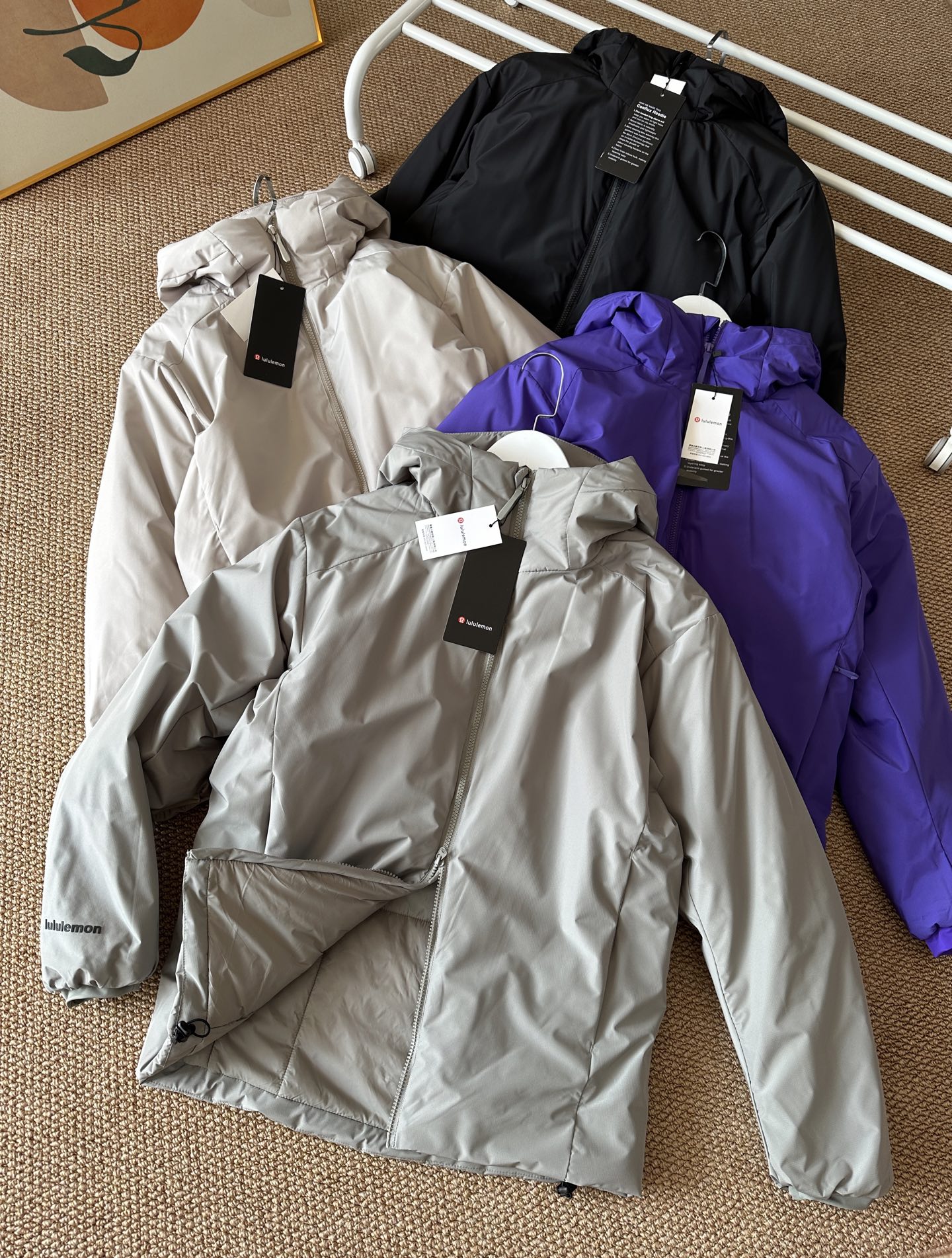 💰165
(款号2710)露露男士棉服、超轻超保暖,出色的工艺,精美的版型,防撕裂耐磨防风防泼水等户外防护功能性内里填充120平方克科技压缩拒水棉超细纤维结构遇水不成团不结块保暖系数和700+蓬松度90白鸭绒持平(质检报告保暖率超国标标准),内里100锦纶材质无静电亲肤柔软透气透湿高端户外功能性保暖产品标配,立体风雪帽帽檐压胶加宽设计可调节露露冬季御寒保暖连帽棉服!Plant1oft科技高效暖绒填充! 而且是全新一代升级版本! 面料和填充棉都做了全新升级! 更保暖、更轻盈!更有型! “比羽绒还保暖”! 这个系列一直主打轻量化的设计理念! 主打轻薄保暖便携等户外功能! 但是它的保暖效果 却很显著,露家立体软胶logo,很精致,很耐看,户外三防科技面料, 无惧风雨雪天气! 轻量化的质地上身舒适很保暖! 高密胆布内衬+矩形压线工艺! 中空保暖纤维填充 填充均匀 防止串联! 上身保暖舒适出汗也不闷热! 工艺感极好,质感满满,推荐了~
颜色:黑色 紫色 卡其 绿色
尺码:M~3XL
身高 衣长 胸围 摆围 肩袖长
M 170/92A 67 120 114 80
L 175/96A 68 124 118 82
XL 180/100A 70 128 122 84
2XL 185/104A 72 132 126 86
3XL 190/108A 73 136 130 88
(推荐体重:120 140 160 180 200)