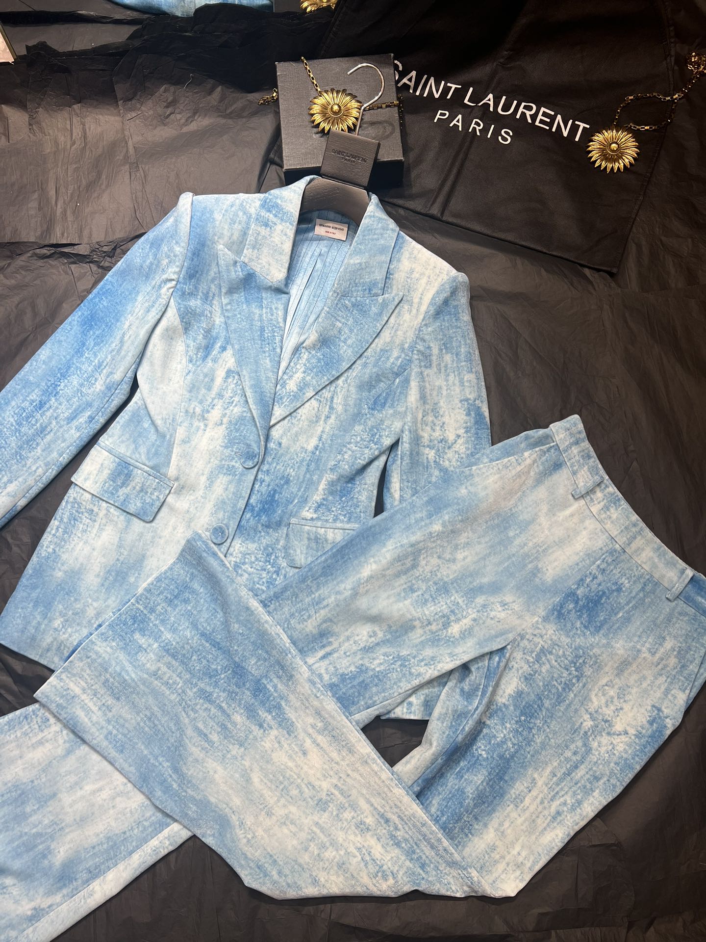 Elegant Customized Suit Collection by Ermanno Scervino: Luxurious Velvet and Crafted Details - 图片 2