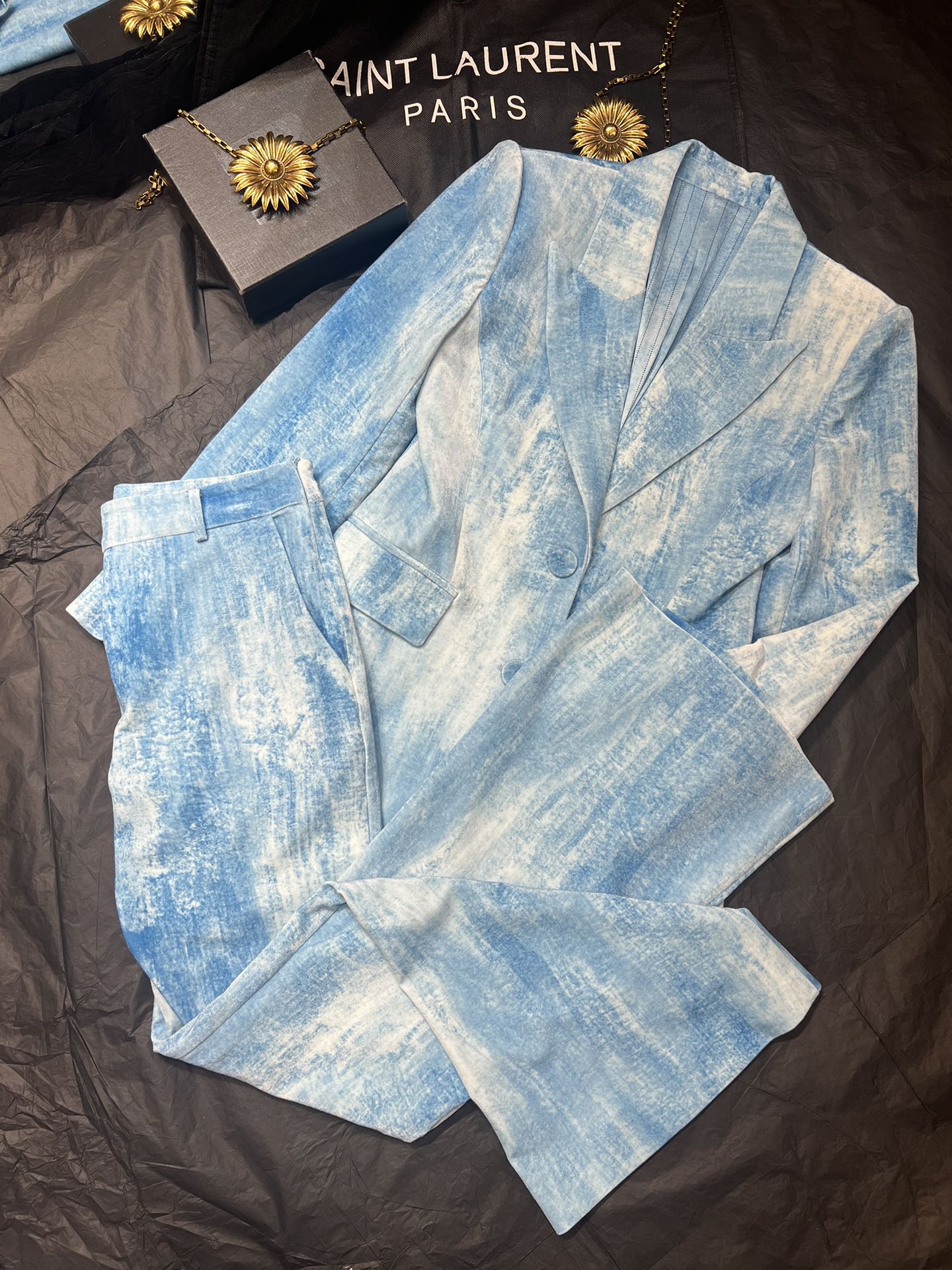 Elegant Customized Suit Collection by Ermanno Scervino: Luxurious Velvet and Crafted Details - 图片 4