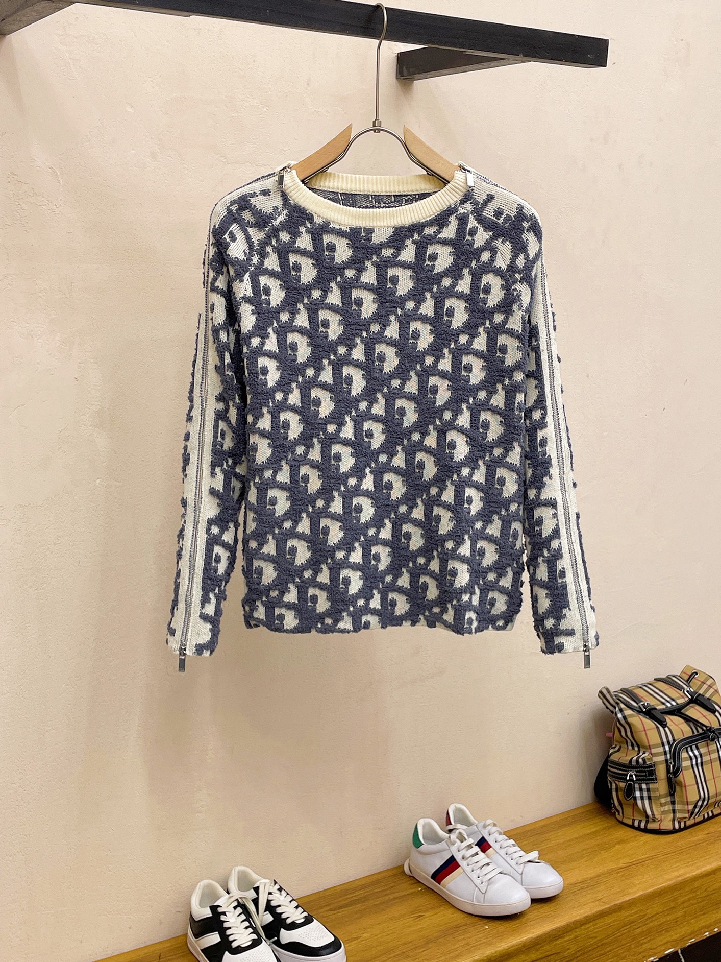 NO:539847,Dio Dio*2025 autumn and winter, high-end customization, urban style, classic, simple and atmospheric cardigan base and knitted sweater. It uses imported wool blend fabric, soft and delicate. Basic base is indispensable for men's wardrobe. It can be matched with various clothing anytime and anywhere to meet your daily needs. The clothes are very simple. Dear, please hurry up and buy the size S-XXL,,dior,dior,sweaters,alexander wang19860909迪奥Dio*2025秋冬 高级定制 都市风十足 经典简约大气开衫打底针织毛衣. 采用进口羊毛混纺面料 柔软细腻 男人的衣柜都少不了基础打底 随时随地都可以拿来搭配各种服饰 满足您日常生活需求 .衣服设计非常的简洁 , 亲们赶紧入手尺码S-XXL码,,dior,dior,sweaters,alexander wang,Men's clothing