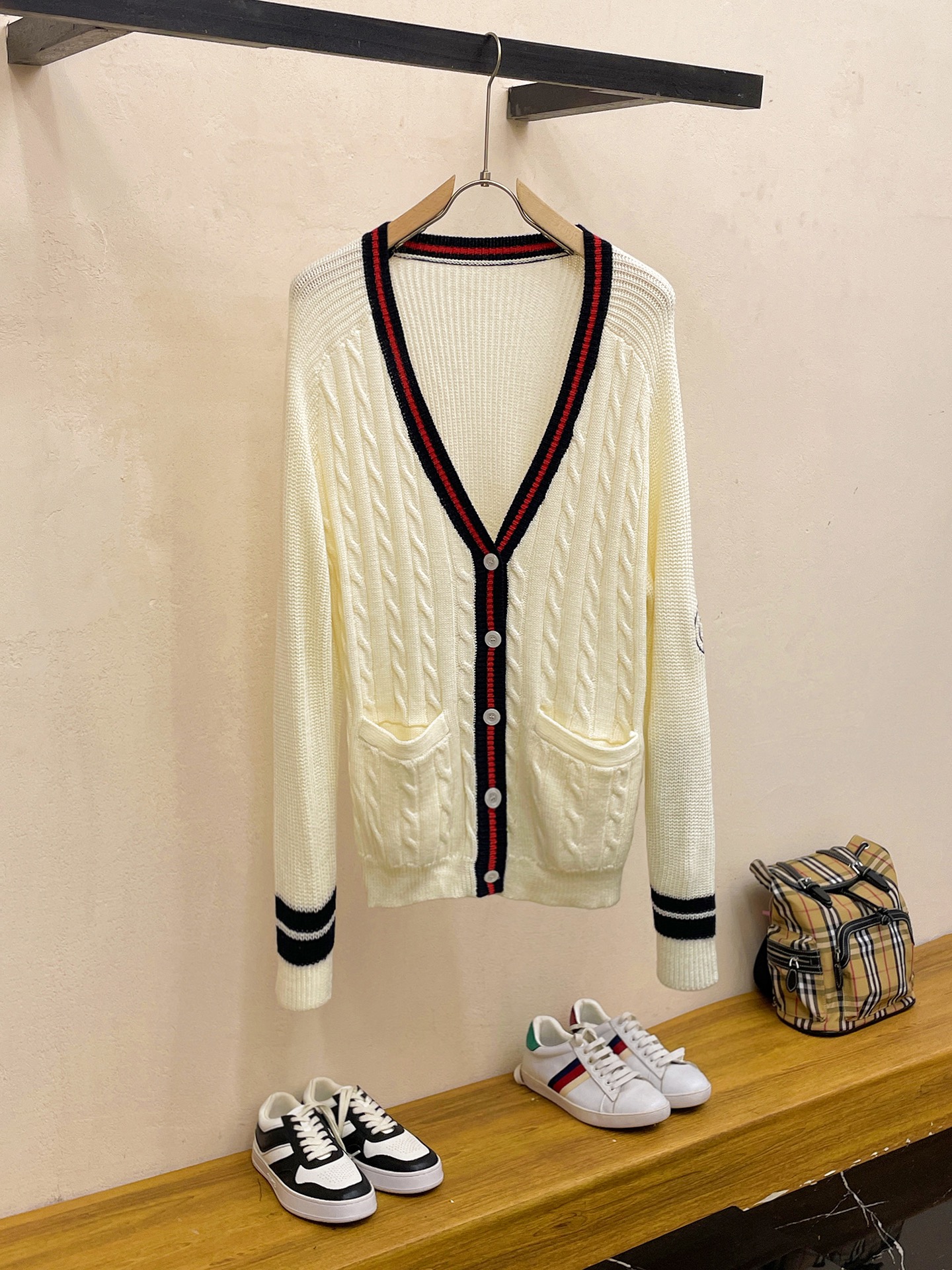 NO:539852,Gucci Gucc*2025 autumn and winter, high-end customization, urban style, classic, simple and atmospheric cardigan base and knitted sweater. It uses imported wool blend fabric, soft and delicate. Basic base is indispensable for men's wardrobe. It can be matched with various clothing anytime and anywhere to meet your daily needs. The clothes are very simple. Dear, please hurry up and buy the size S-XXL, gucci, gucci, sweaters, alexander wang19860909古驰Gucc*2025秋冬 高级定制 都市风十足 经典简约大气开衫打底针织毛衣. 采用进口羊毛混纺面料 柔软细腻 男人的衣柜都少不了基础打底 随时随地都可以拿来搭配各种服饰 满足您日常生活需求 .衣服设计非常的简洁 , 亲们赶紧入手尺码S-XXL码,,gucci,gucci,sweaters,alexander wang,Men's clothing