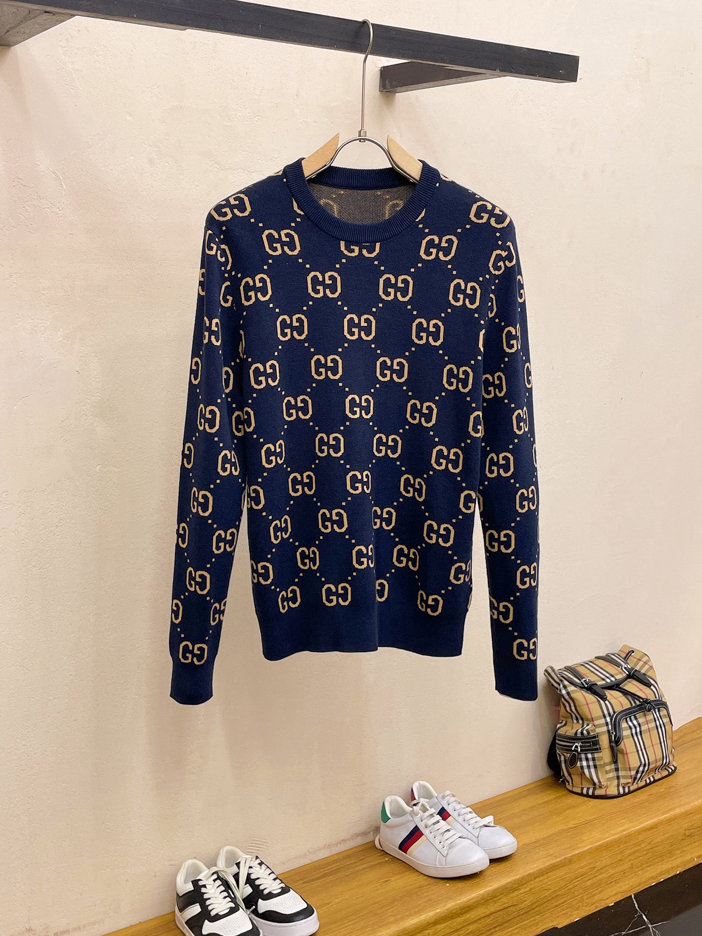 NO:539840,Gucci Gucc*2025 autumn and winter, high-end customization, urban style, classic, simple and atmospheric cardigan base and knitted sweater. It uses imported wool blend fabric, soft and delicate. Basic base is indispensable for men's wardrobe. It can be matched with various clothing anytime and anywhere to meet your daily needs. The clothes are very simple. Dear, please hurry up and buy the size S-XXL, gucci, gucci, sweaters, alexander wang19860909古驰Gucc*2025秋冬 高级定制 都市风十足 经典简约大气开衫打底针织毛衣. 采用进口羊毛混纺面料 柔软细腻 男人的衣柜都少不了基础打底 随时随地都可以拿来搭配各种服饰 满足您日常生活需求 .衣服设计非常的简洁 , 亲们赶紧入手尺码S-XXL码,,gucci,gucci,sweaters,alexander wang,Men's clothing