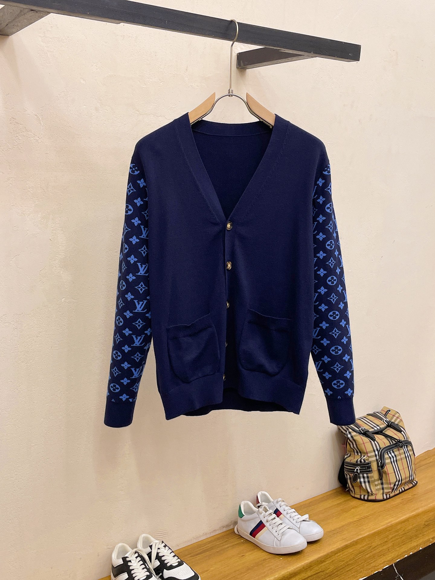 NO:539837,1v 2025 autumn and winter, high-end customization, urban style, classic, simple and atmospheric cardigan base and knitted sweater. It uses imported wool blend fabric, soft and delicate. Basic base is indispensable for men's wardrobe. It can be matched with various clothing anytime and anywhere to meet your daily needs. The clothes are very simple. Dear, please hurry up and buy the size S-XXL, sweaters, alexander wang198609091v 2025秋冬 高级定制 都市风十足 经典简约大气开衫打底针织毛衣. 采用进口羊毛混纺面料 柔软细腻 男人的衣柜都少不了基础打底 随时随地都可以拿来搭配各种服饰 满足您日常生活需求 .衣服设计非常的简洁 , 亲们赶紧入手尺码S-XXL码,,sweaters,alexander wang,Men's clothing