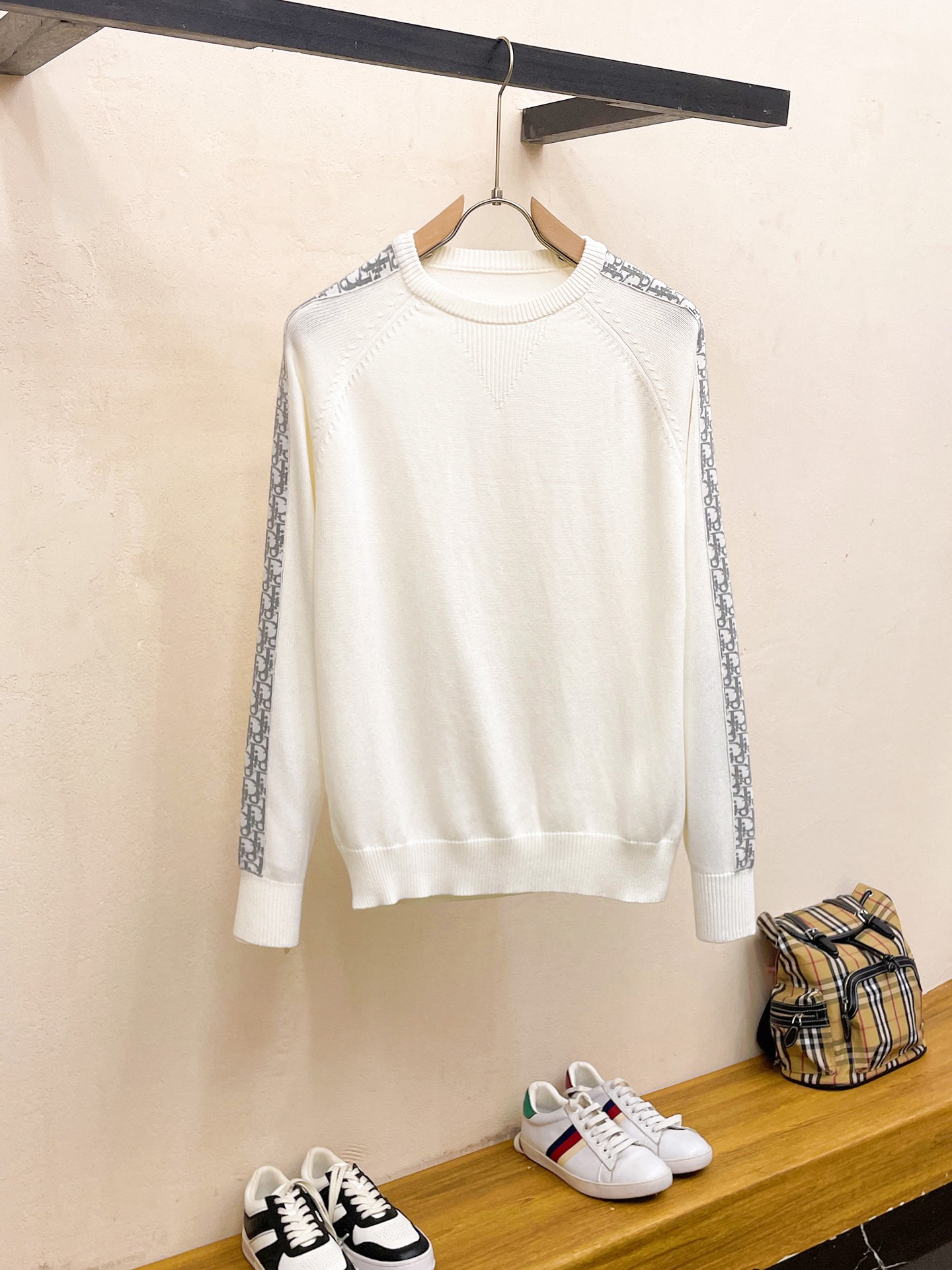 NO:539844,Dio Dio*2025 autumn and winter, high-end customization, urban style, classic, simple and atmospheric cardigan base and knitted sweater. It uses imported wool blend fabric, soft and delicate. Basic base is indispensable for men's wardrobe. It can be matched with various clothing anytime and anywhere to meet your daily needs. The clothes are very simple. Dear, please hurry up and buy the size S-XXL,,dior,dior,sweaters,alexander wang19860909迪奥Dio*2025秋冬 高级定制 都市风十足 经典简约大气开衫打底针织毛衣. 采用进口羊毛混纺面料 柔软细腻 男人的衣柜都少不了基础打底 随时随地都可以拿来搭配各种服饰 满足您日常生活需求 .衣服设计非常的简洁 , 亲们赶紧入手尺码S-XXL码,,dior,dior,sweaters,alexander wang,Men's clothing