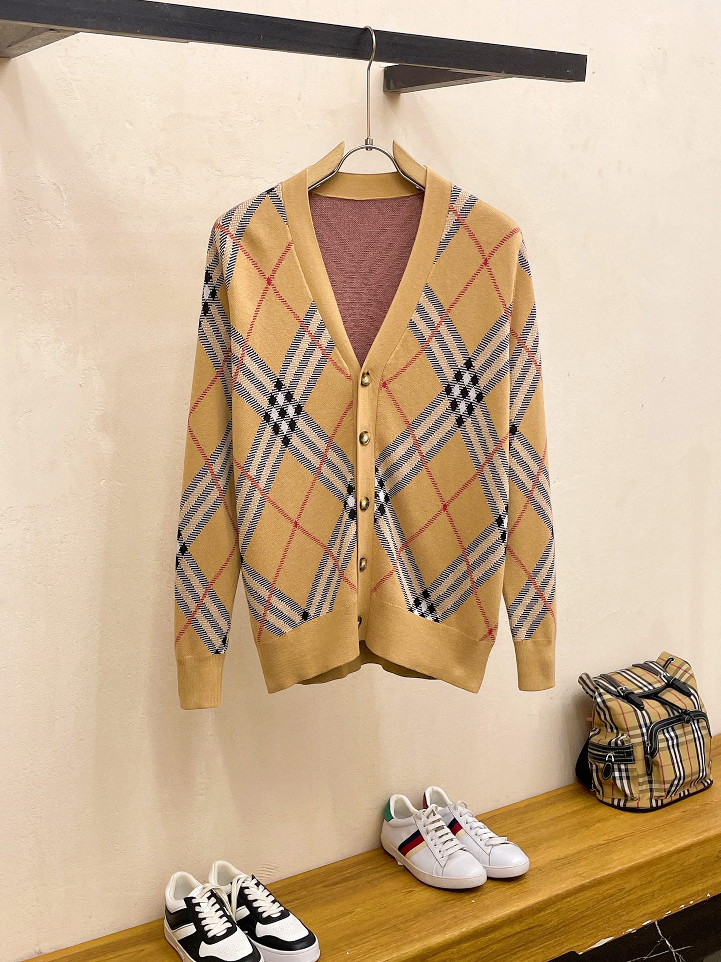 NO:539856,Burberry 2025 Fall and Winter, high-end customization, urban style, classic, simple and atmospheric cardigan base and knitted sweater. It uses imported wool blend fabric, soft and delicate. Basic base is indispensable for men's wardrobe. It can be matched with various clothing anytime and anywhere to meet your daily needs. The clothes are very simple. Dear, please hurry up and buy the size S-XXL, burberry, sweaters, alexander wang19860909巴宝莉 2025秋冬 高级定制 都市风十足 经典简约大气开衫打底针织毛衣. 采用进口羊毛混纺面料 柔软细腻 男人的衣柜都少不了基础打底 随时随地都可以拿来搭配各种服饰 满足您日常生活需求 .衣服设计非常的简洁 , 亲们赶紧入手尺码S-XXL码,,burberry,sweaters,alexander wang,Men's clothing