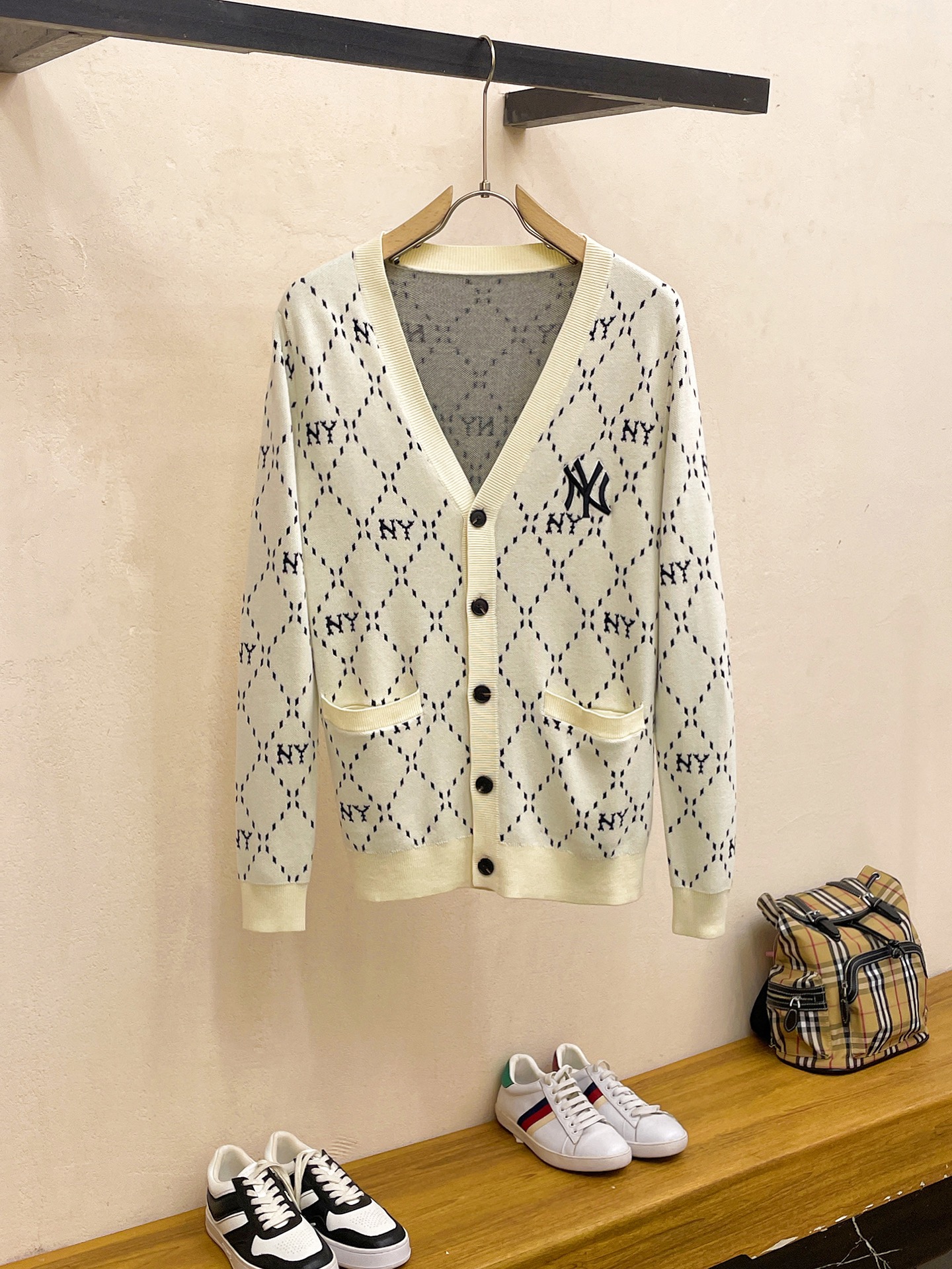 NO:539850,NY 2025 autumn and winter, high-end customization, urban style, classic, simple and atmospheric cardigan base and knitted sweater. It uses imported wool blend fabric, soft and delicate. Basic base is indispensable for men's wardrobe. It can be matched with various clothing anytime and anywhere to meet your daily needs. The clothes are very simple. Dear, please hurry up and buy the size S-XXL, sweaters, alexander wang19860909NY 2025秋冬 高级定制 都市风十足 经典简约大气开衫打底针织毛衣. 采用进口羊毛混纺面料 柔软细腻 男人的衣柜都少不了基础打底 随时随地都可以拿来搭配各种服饰 满足您日常生活需求 .衣服设计非常的简洁 , 亲们赶紧入手尺码S-XXL码,,sweaters,alexander wang,Men's clothing