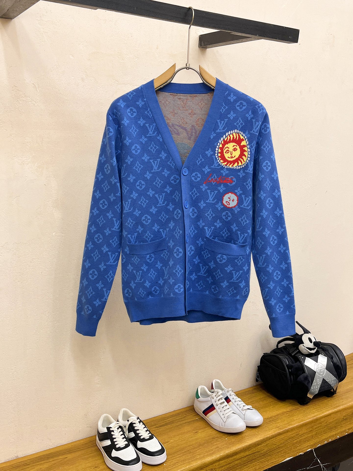 NO:539868,1v*2025 autumn and winter, high-end customization, urban style, classic, simple and atmospheric cardigan base and knitted sweater. It uses imported wool blend fabric, soft and delicate. Basic base is indispensable for men's wardrobe. It can be matched with various clothing anytime and anywhere to meet your daily needs. The clothes are very simple. Dear, please hurry up and buy the size S-XXL, sweaters, alexander wang198609091v*2025秋冬 高级定制 都市风十足 经典简约大气开衫打底针织毛衣. 采用进口羊毛混纺面料 柔软细腻 男人的衣柜都少不了基础打底 随时随地都可以拿来搭配各种服饰 满足您日常生活需求 .衣服设计非常的简洁 , 亲们赶紧入手尺码S-XXL码,,sweaters,alexander wang,Men's clothing