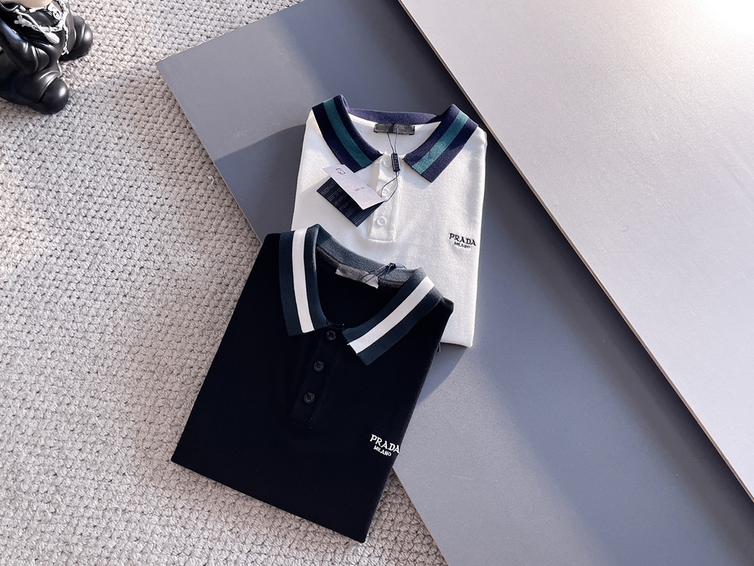 普拉达 2026 新品短袖Polo，帅气时尚，顶级定位顶织字母logo，简约百搭款。面料针织 不仅挺括，