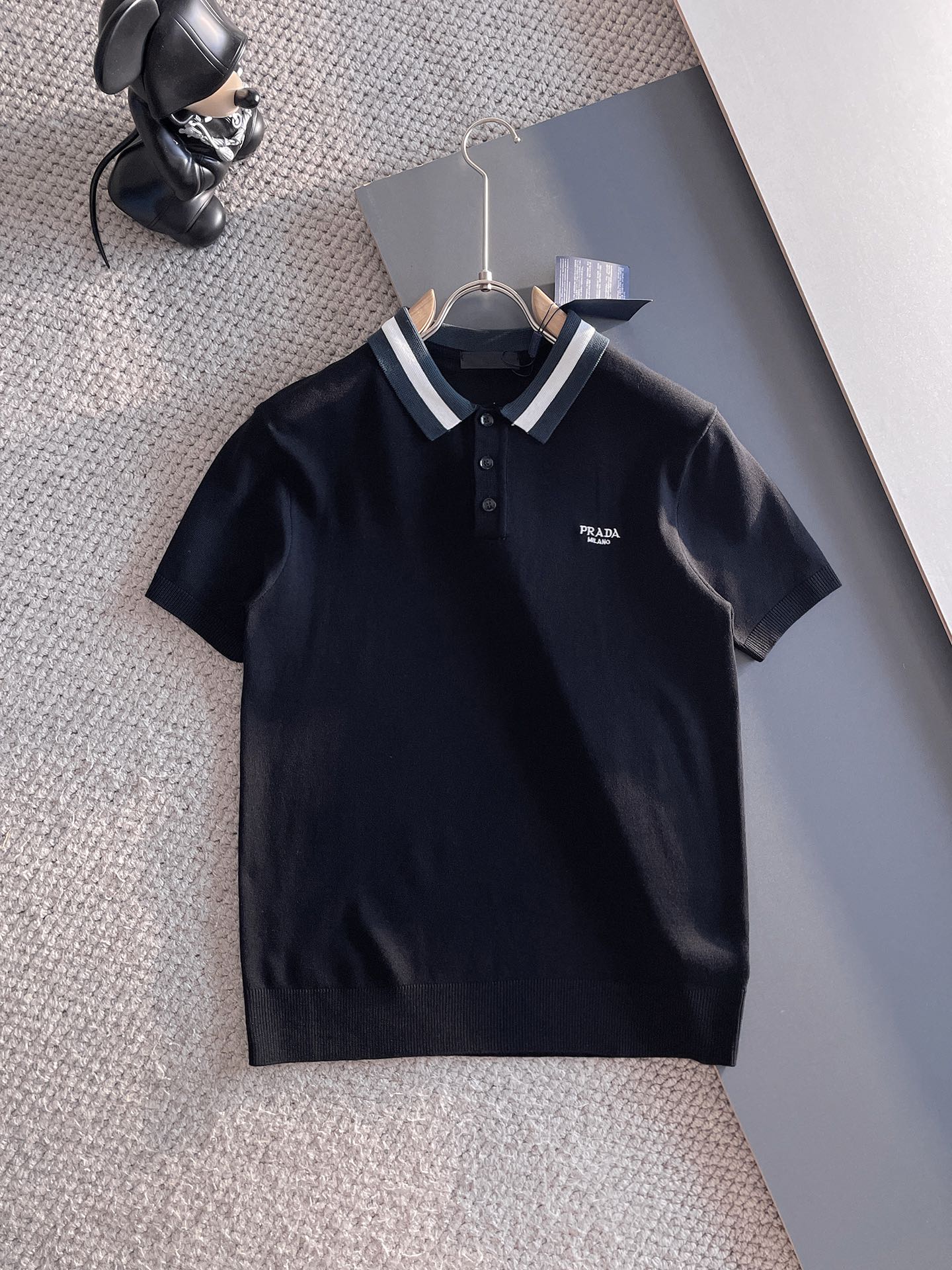 普拉达 2026 新品短袖Polo，帅气时尚，顶级定位顶织字母logo，简约百搭款。面料针织 不仅挺括，