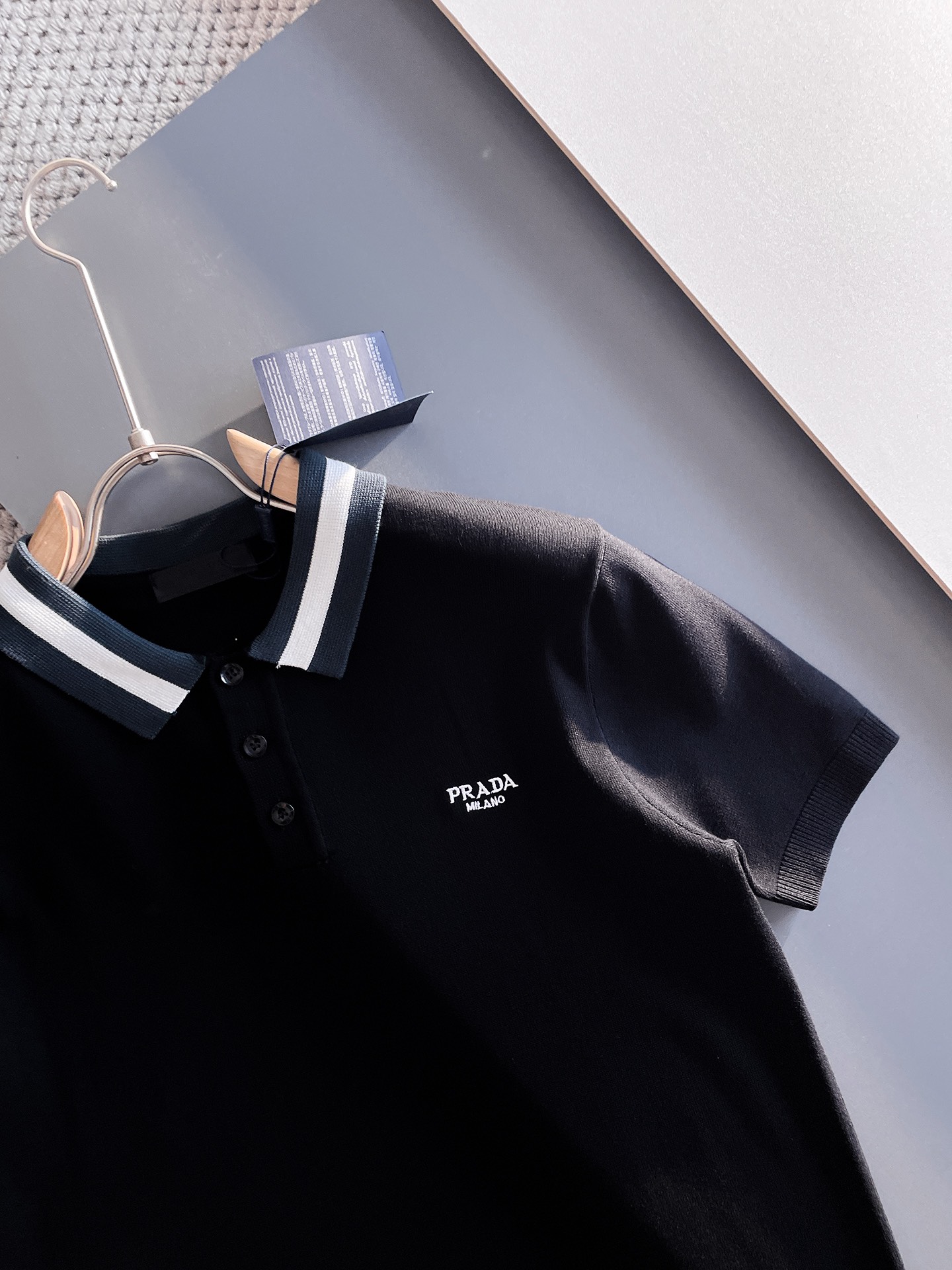 普拉达 2026 新品短袖Polo，帅气时尚，顶级定位顶织字母logo，简约百搭款。面料针织 不仅挺括，