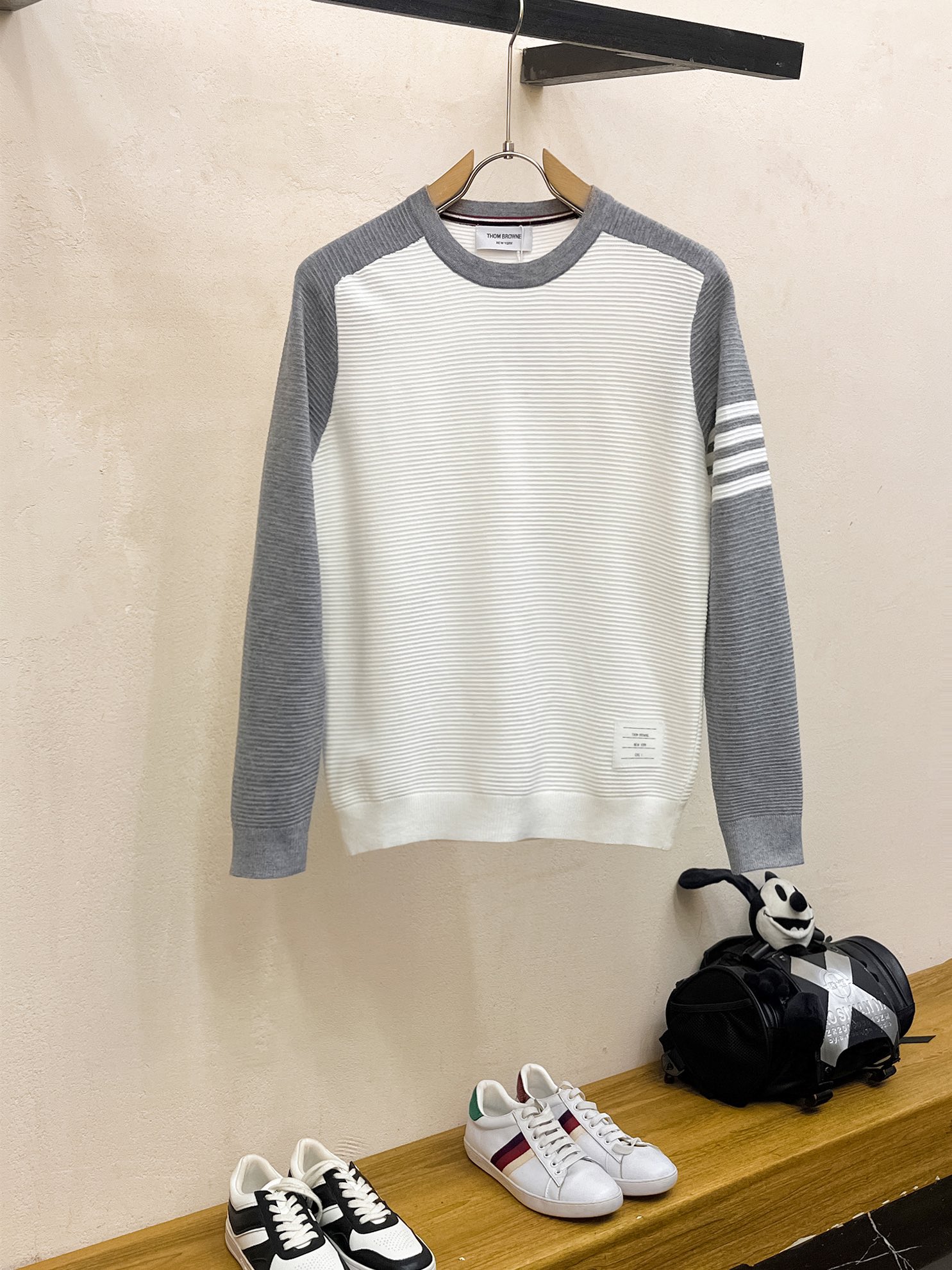 NO:512297,TB 2025 new autumn and winter sweater, counter synchronization, using wool + tensil, fashionable and classic jacquard logo knitted. The essentials for autumn and winter are exquisite, simple, generous and decent jacquard letter logo embellishment design plays the fusion of design and material. It is equipped with imported wool knitted fabric, and it is essential for autumn and winter. Size M-XXL, sweaters, alexander wang19860909TB 2025秋冬新款毛衣 专柜同步 采用羊毛+天丝,时尚经典本色提花logo针织 秋冬必备款精致简洁大方得体提花字母logo点缀设计玩的就是设计与材质的融合 配以进口羊毛针织面料,秋冬季必备款 尺码M-XXL,,sweaters,alexander wang,Men's clothing