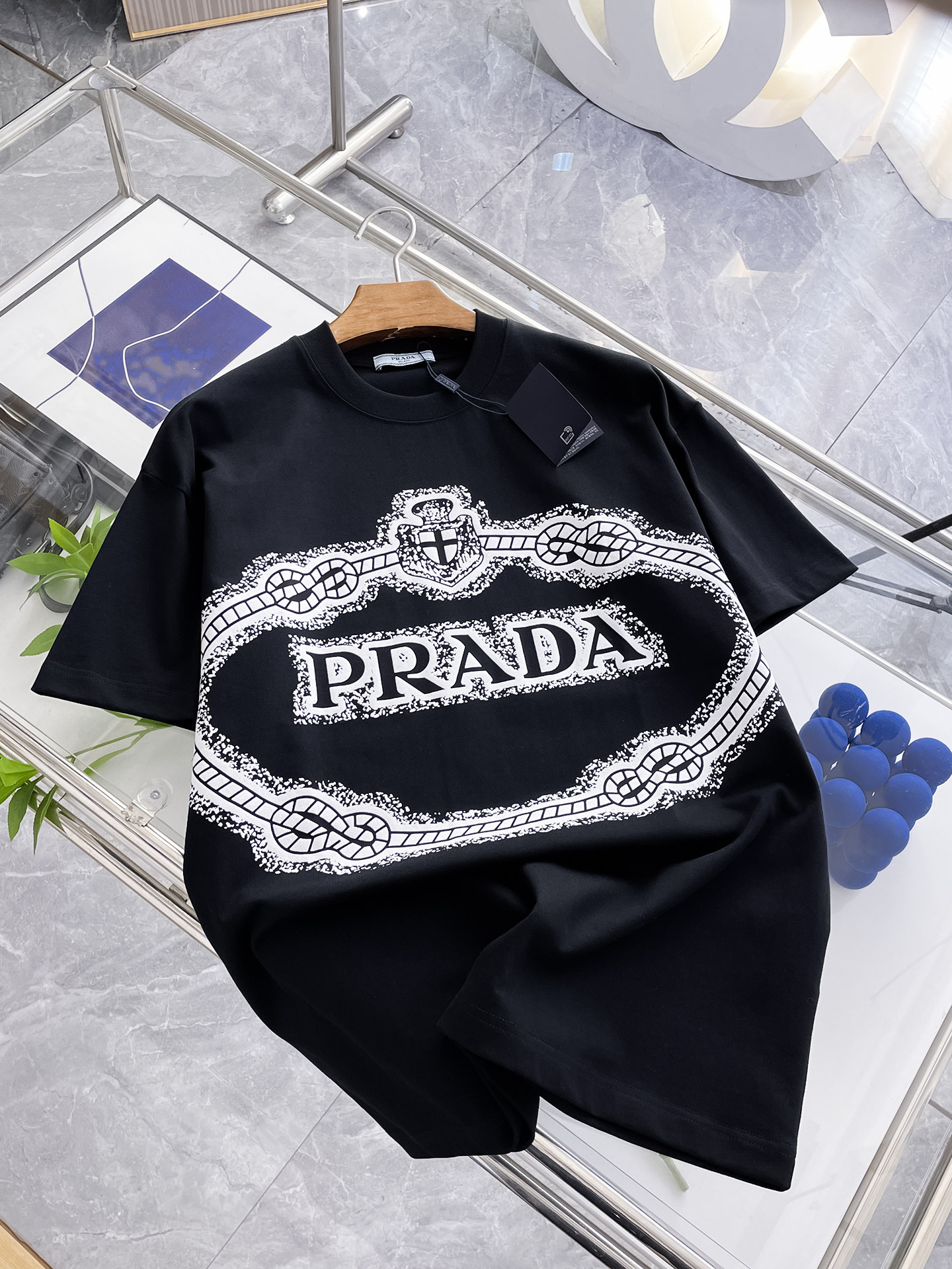 NO:156191,Prada 2025 new original single men's casual base short-sleeved T-shirt!  High-end customization, high-end version, fashionable and versatile, loose version, original imported 420g double-strand pure cotton fabric, threaded cuffs, neckline hem, super soft and delicate, skin-friendly and comfortable to wear, high-end boutique, OEM, fine-made top body, very good, men's essential items, three-standard size M-3XL maximum size can be worn about 200 catties, prada, T-shirt,tees, t-shirt,alexander wang19860909普拉达2025新款原单男士休闲打底短袖T恤！高端定制 高版本 时尚百搭爆款宽松版型原版进口420克双股纯棉面料 螺纹袖口.领口衣摆 手感超柔软细腻 穿着亲肤舒适 高端精品 代工厂精细做上身非常赞 男士必备单品 三标齐全 尺码M-3XL最大码可穿200斤左右,,prada,T-shirt,tees，t-shirt,alexander wang,Men's clothing