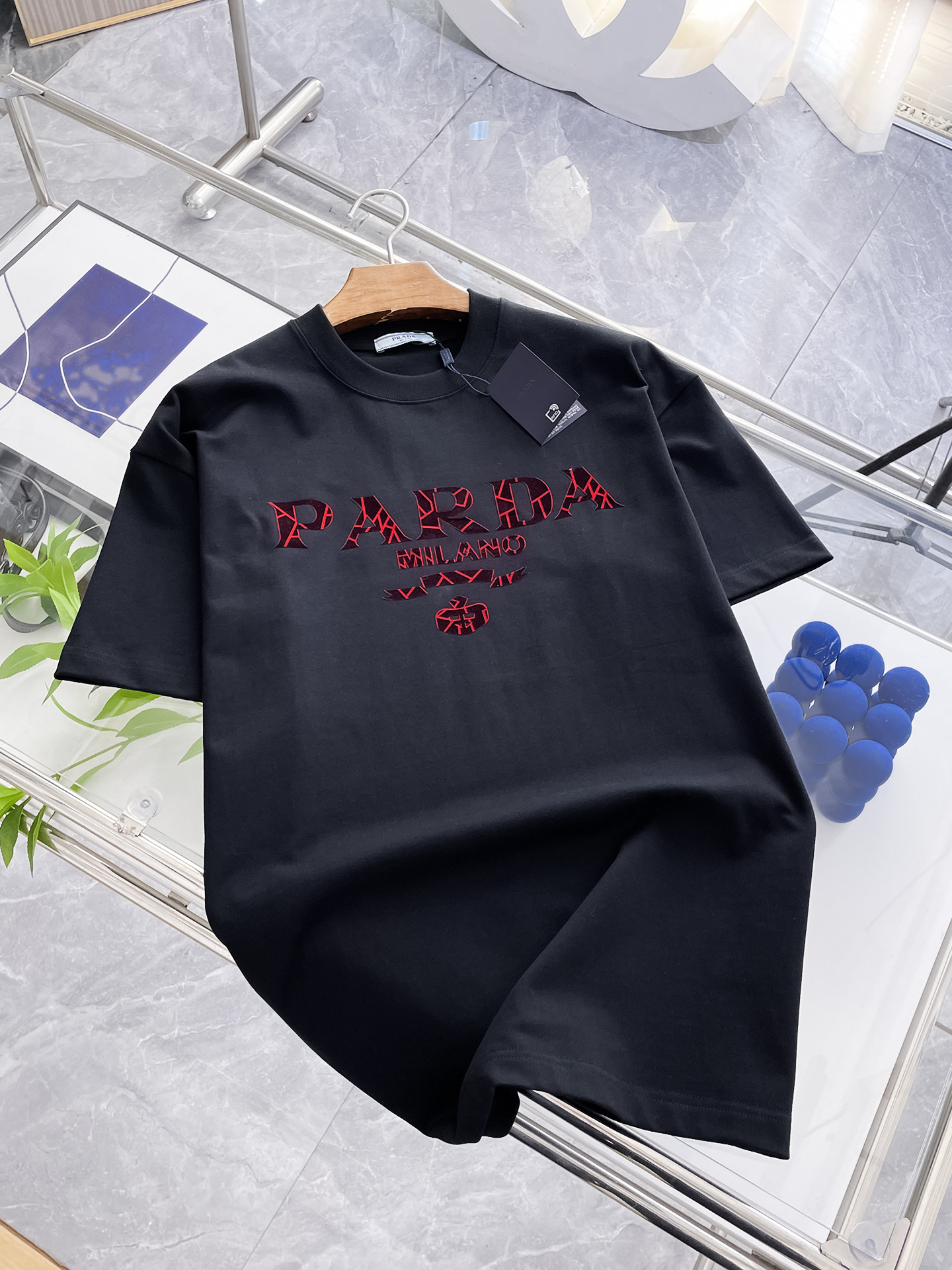 NO:156206,Prada 2025 new original single men's casual base short-sleeved T-shirt!  High-end customization, high-end version, fashionable and versatile, loose version, original imported 420g double-strand pure cotton fabric, threaded cuffs, neckline hem, super soft and delicate, skin-friendly and comfortable to wear, high-end boutique, OEM, fine-made top body, very good, men's essential items, three-standard size M-3XL maximum size can be worn about 200 catties, prada, T-shirt,tees, t-shirt,alexander wang19860909普拉达2025新款原单男士休闲打底短袖T恤！高端定制 高版本 时尚百搭爆款宽松版型原版进口420克双股纯棉面料 螺纹袖口.领口衣摆 手感超柔软细腻 穿着亲肤舒适 高端精品 代工厂精细做上身非常赞 男士必备单品 三标齐全 尺码M-3XL最大码可穿200斤左右,,prada,T-shirt,tees，t-shirt,alexander wang,Men's clothing