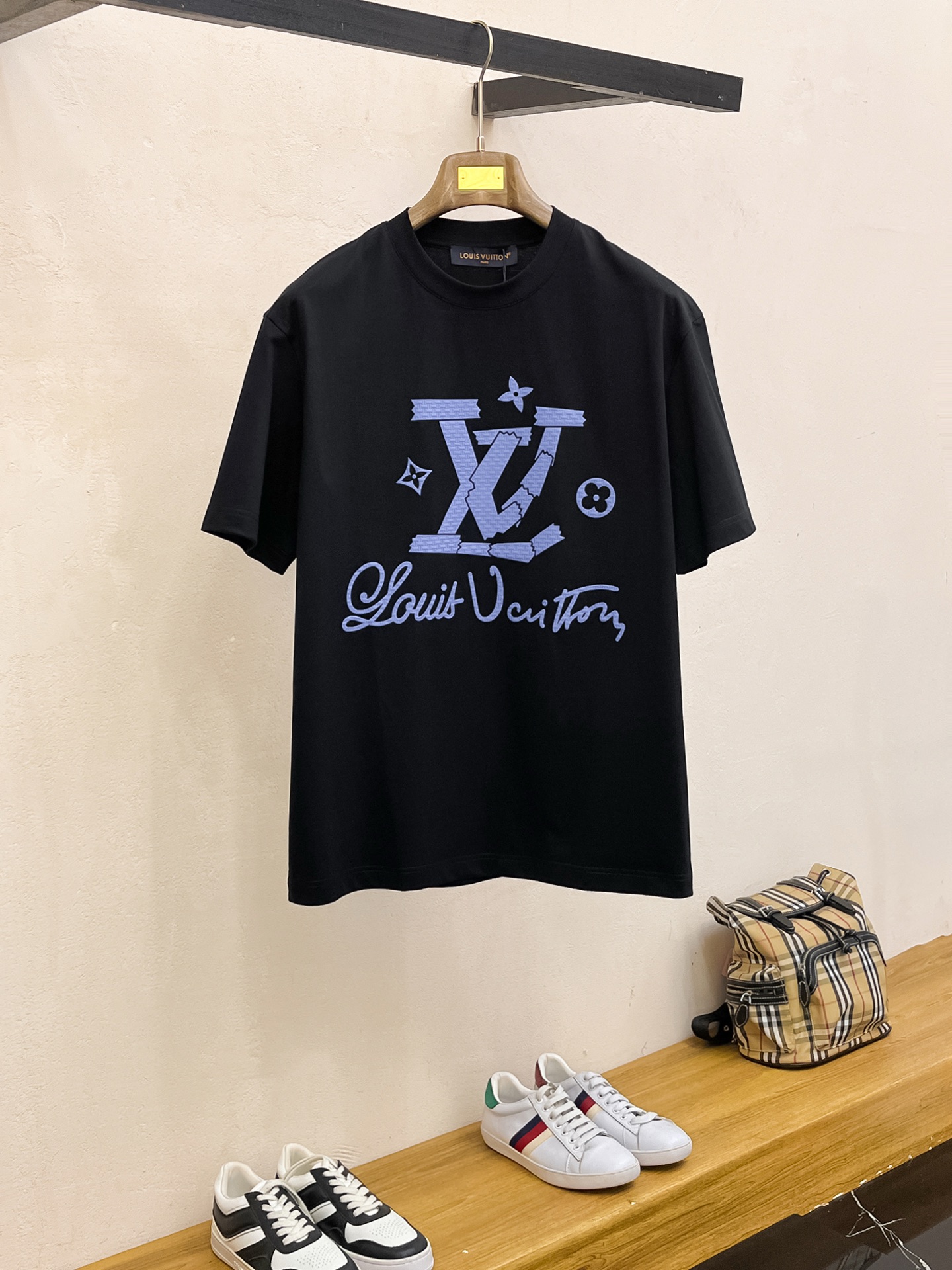 NO:134836,LV spring and summer new first-time counter latest short-sleeved round-neck T-shirt, high-end customization, avant-garde and fashionable design!  Brand logo heavy craft design, high-end customized mercerated long cotton fabric, soft feel, comfortable to wear, exquisite counter-level car line, fine workmanship, invincible and handsome upper body effect!  A must-have item for handsome men!  Color black white Number M-3XL, louis vuitton, T-shirt,tees, t-shirt,alexander wang19860909LV 春夏新款首发专柜最新款短袖圆领T恤 高端订制 设计前卫时尚！品牌logo重工艺设计 高端定制丝光长绒棉面料.手感柔软.穿着舒适.专柜级别精致车线.做工精细.上身效果无敌帅气！型男必备单品！ 颜色黑色 白色 码数M-3XL,,louis vuitton,T-shirt,tees，t-shirt,alexander wang,Men's clothing