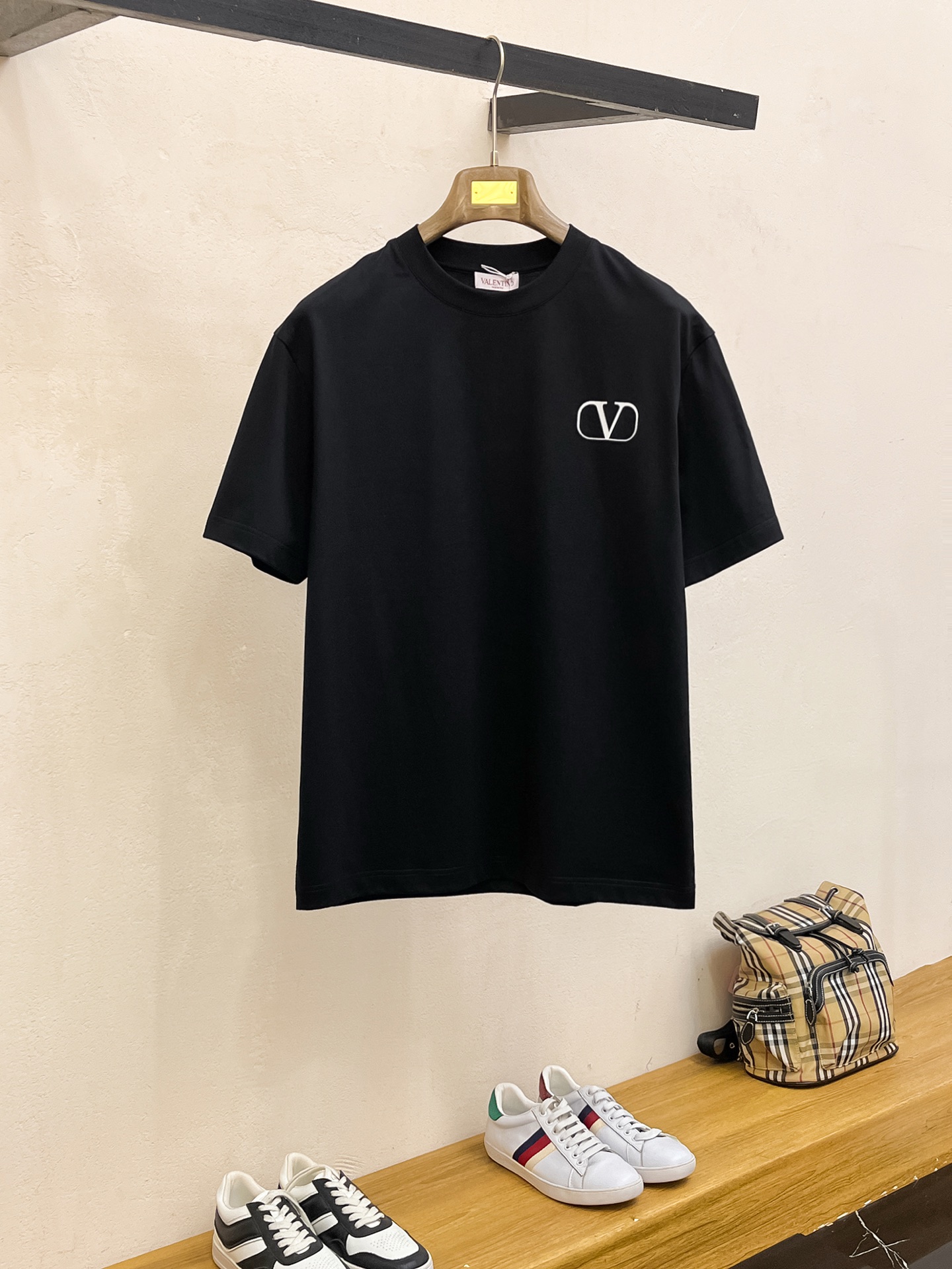 NO:134839,Valentino's new spring and summer first-time counter latest short-sleeved round-neck T-shirt, high-end customization, avant-garde and fashionable design!  Brand logo heavy craft design, high-end customized mercerated long cotton fabric, soft feel, comfortable to wear, exquisite counter-level car line, fine workmanship, invincible and handsome upper body effect!  A must-have item for handsome men!  Color black white Number M-3XL, valentino, T-shirt,tees, t-shirt,alexander wang19860909华伦天奴 春夏新款首发专柜最新款短袖圆领T恤 高端订制 设计前卫时尚！品牌logo重工艺设计 高端定制丝光长绒棉面料.手感柔软.穿着舒适.专柜级别精致车线.做工精细.上身效果无敌帅气！型男必备单品！ 颜色黑色 白色 码数M-3XL,,valentino,T-shirt,tees，t-shirt,alexander wang,Men's clothing