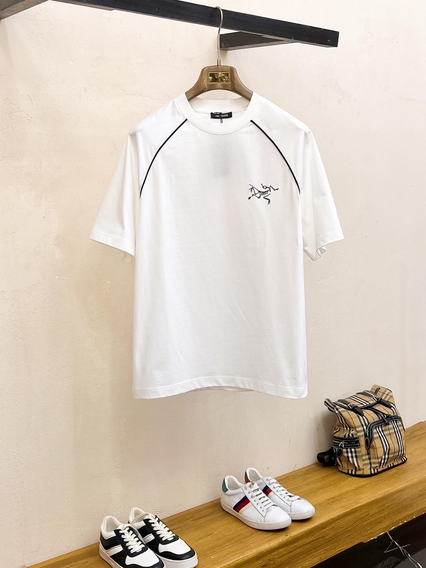 NO:134842,Archaeopteryx, the new spring and summer new first-time counter, the latest short-sleeved round-neck T-shirt, high-end customization, avant-garde and fashionable design!  Brand logo heavy craft design, high-end customized mercerated long cotton fabric, soft feel, comfortable to wear, exquisite counter-level car line, fine workmanship, invincible and handsome upper body effect!  A must-have item for handsome men!  Color black white Number M-3XL,arc'teryx,T-shirt,tees,t-shirt,alexander wang19860909始祖鸟 春夏新款首发专柜最新款短袖圆领T恤 高端订制 设计前卫时尚！品牌logo重工艺设计 高端定制丝光长绒棉面料.手感柔软.穿着舒适.专柜级别精致车线.做工精细.上身效果无敌帅气！型男必备单品！ 颜色黑色 白色 码数M-3XL,arc'teryx,T-shirt,tees，t-shirt,alexander wang,Men's clothing