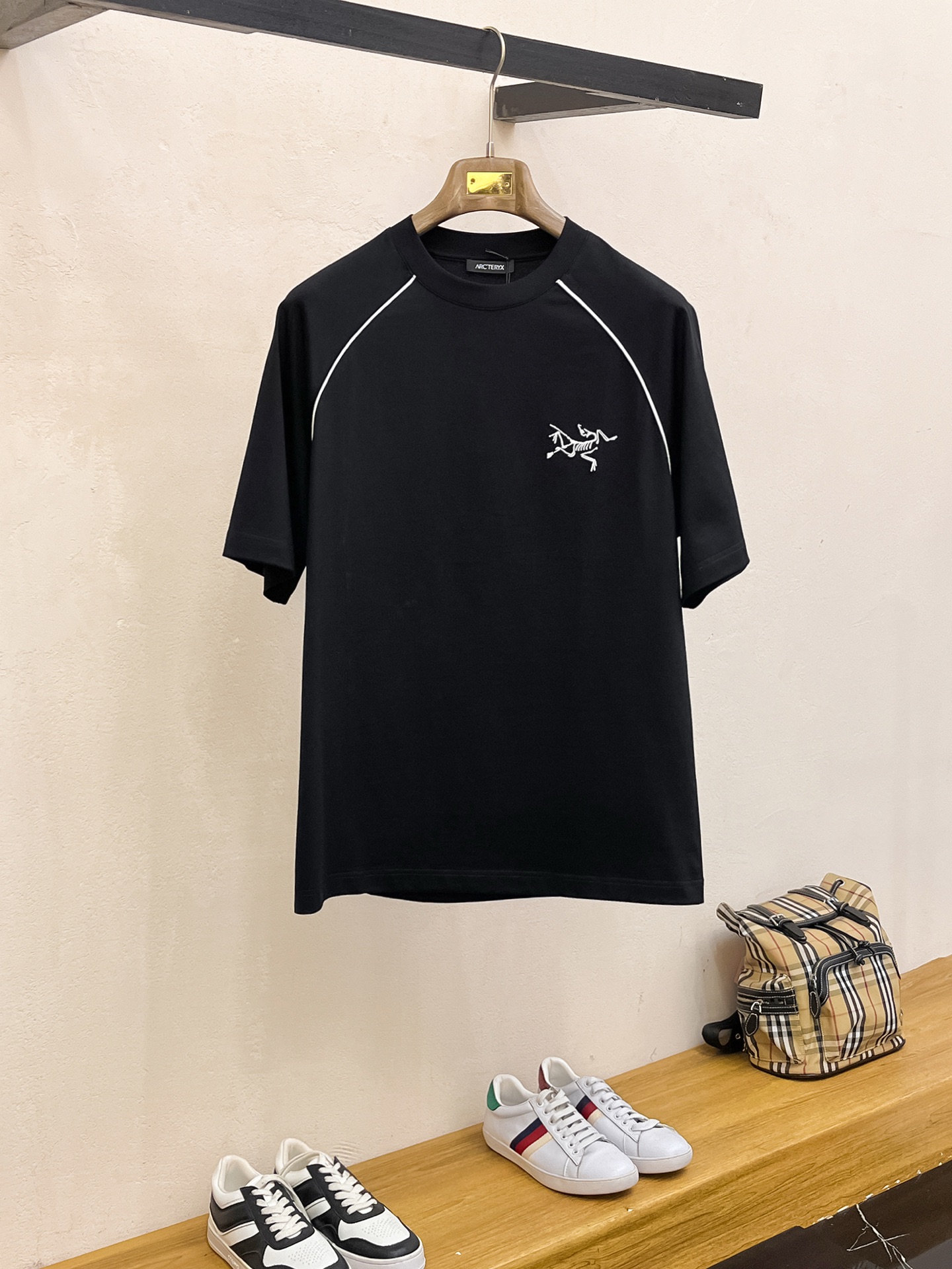 NO:134837,Archaeopteryx, the new spring and summer new first-time counter, the latest short-sleeved round-neck T-shirt, high-end customization, avant-garde and fashionable design!  Brand logo heavy craft design, high-end customized mercerated long cotton fabric, soft feel, comfortable to wear, exquisite counter-level car line, fine workmanship, invincible and handsome upper body effect!  A must-have item for handsome men!  Color black white Number M-3XL,arc'teryx,T-shirt,tees,t-shirt,alexander wang19860909始祖鸟 春夏新款首发专柜最新款短袖圆领T恤 高端订制 设计前卫时尚！品牌logo重工艺设计 高端定制丝光长绒棉面料.手感柔软.穿着舒适.专柜级别精致车线.做工精细.上身效果无敌帅气！型男必备单品！ 颜色黑色 白色 码数M-3XL,arc'teryx,T-shirt,tees，t-shirt,alexander wang,Men's clothing