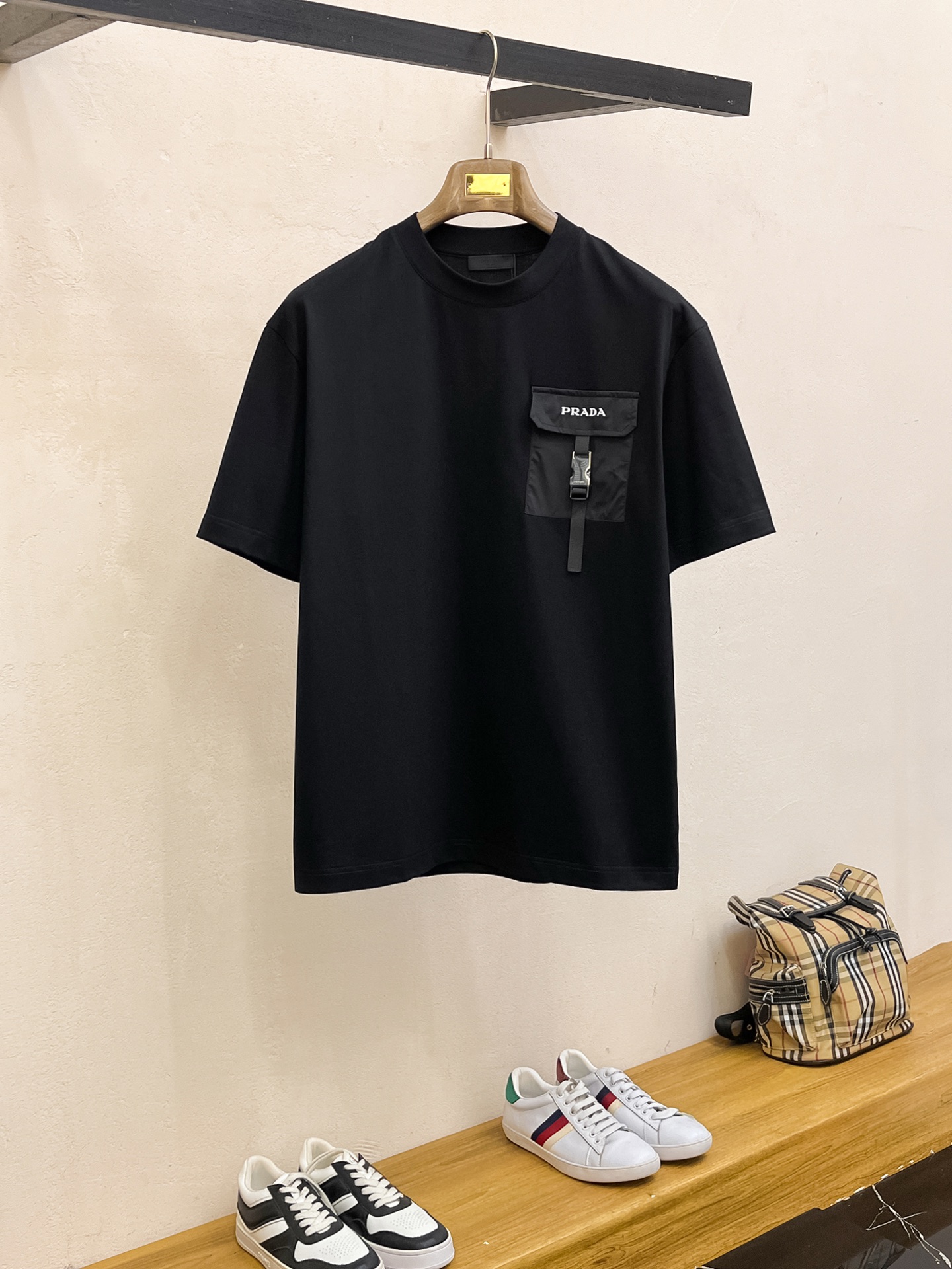 NO:134848,Prada's new spring and summer first-time counter latest short-sleeved round-neck T-shirt, high-end customization, avant-garde and fashionable design!  Brand logo heavy craft design, high-end customized mercerated long cotton fabric, soft feel, comfortable to wear, exquisite counter-level car line, fine workmanship, invincible and handsome upper body effect!  A must-have item for handsome men!  Color black white Number M-3XL, prada, T-shirt,tees, t-shirt,alexander wang19860909普拉达 春夏新款首发专柜最新款短袖圆领T恤 高端订制 设计前卫时尚！品牌logo重工艺设计 高端定制丝光长绒棉面料.手感柔软.穿着舒适.专柜级别精致车线.做工精细.上身效果无敌帅气！型男必备单品！ 颜色黑色 白色 码数M-3XL,,prada,T-shirt,tees，t-shirt,alexander wang,Men's clothing