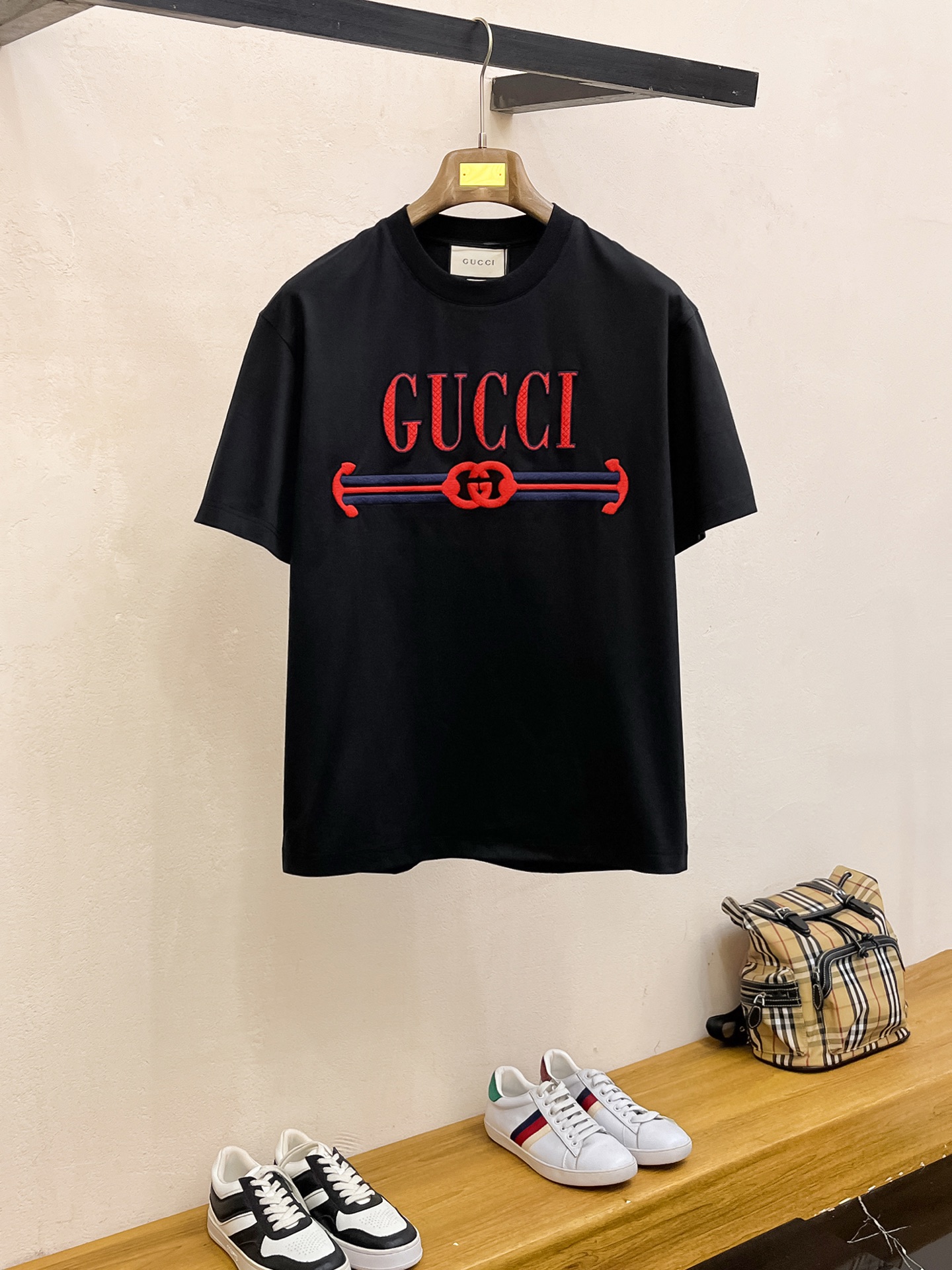 NO:134851,Guqi, the new spring and summer new style first-time counter, the latest short-sleeved round-neck T-shirt, high-end customization, avant-garde and fashionable design!  Brand logo heavy craft design, high-end customized mercerated long cotton fabric, soft feel, comfortable to wear, exquisite counter-level car line, fine workmanship, invincible and handsome upper body effect!  A must-have item for handsome men!  Color black white Number M-3XL, T-shirt,tees,t-shirt,alexander wang19860909古琦 春夏新款首发专柜最新款短袖圆领T恤 高端订制 设计前卫时尚！品牌logo重工艺设计 高端定制丝光长绒棉面料.手感柔软.穿着舒适.专柜级别精致车线.做工精细.上身效果无敌帅气！型男必备单品！ 颜色黑色 白色 码数M-3XL,,T-shirt,tees，t-shirt,alexander wang,Men's clothing