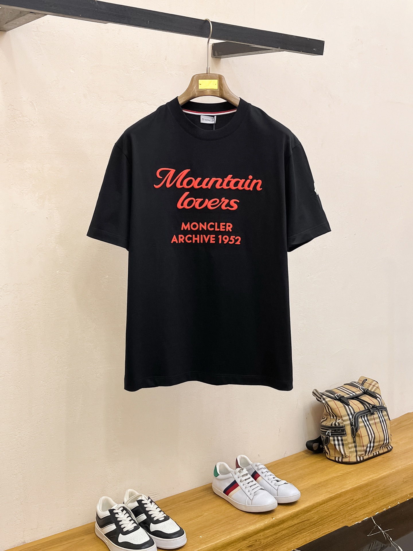 NO:134853,The new spring and summer new style of the first counter is the latest short-sleeved round-neck T-shirt with high-end customization and avant-garde and fashionable design!  Brand logo heavy craft design, high-end customized mercerated long cotton fabric, soft feel, comfortable to wear, exquisite counter-level car line, fine workmanship, invincible and handsome upper body effect!  A must-have item for handsome men!  Color black white Number M-3XL, Moncler, T-shirt,tees, t-shirt,alexander wang19860909蒙口 春夏新款首发专柜最新款短袖圆领T恤 高端订制 设计前卫时尚！品牌logo重工艺设计 高端定制丝光长绒棉面料.手感柔软.穿着舒适.专柜级别精致车线.做工精细.上身效果无敌帅气！型男必备单品！ 颜色黑色 白色 码数M-3XL,,Moncler,T-shirt,tees，t-shirt,alexander wang,Men's clothing