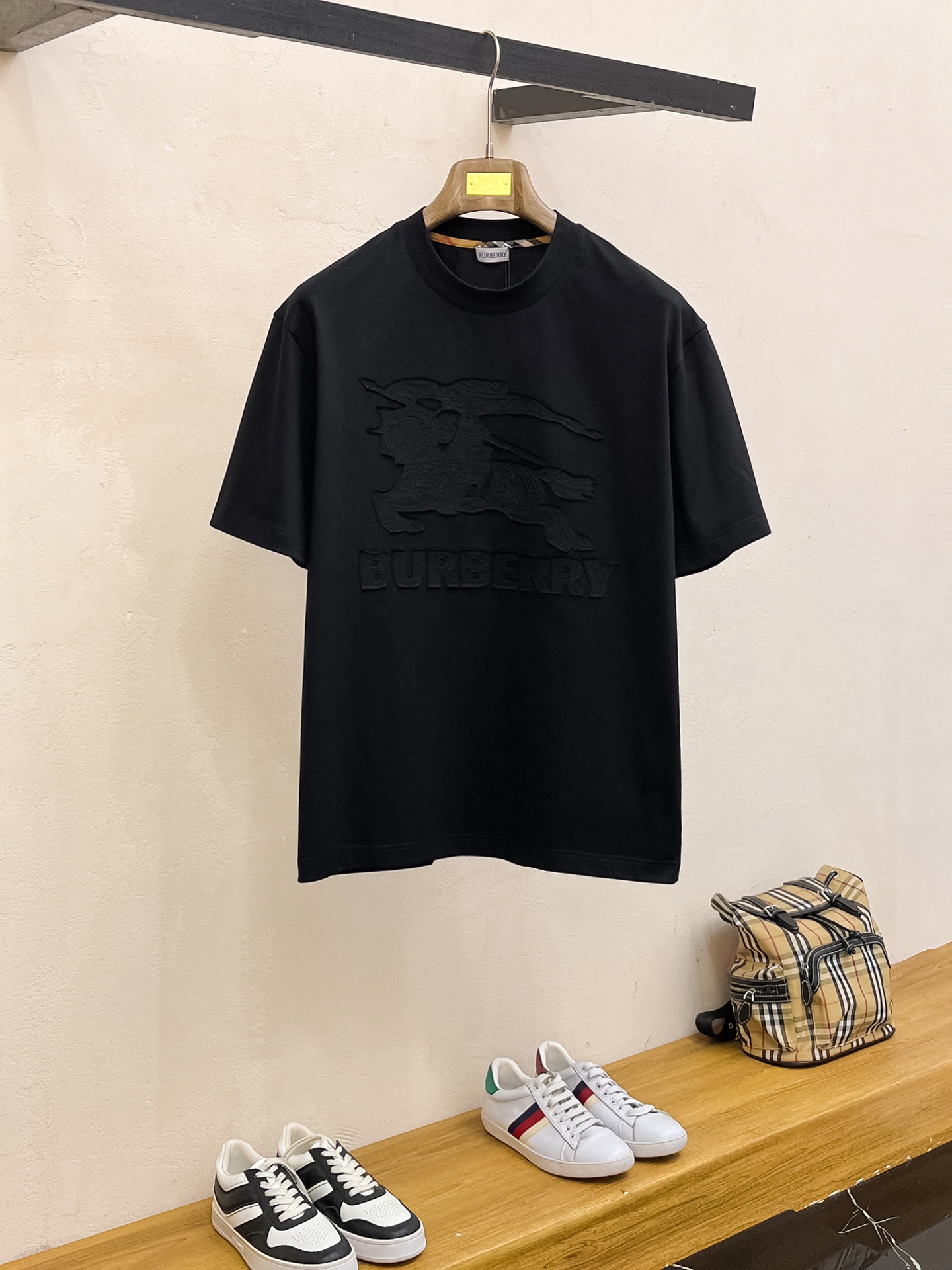 NO:134834,Burberry's new spring and summer first-time counter latest short-sleeved round-neck T-shirt, high-end customization, avant-garde and fashionable design!  Brand logo heavy craft design, high-end customized mercerated long cotton fabric, soft feel, comfortable to wear, exquisite counter-level car line, fine workmanship, invincible and handsome upper body effect!  A must-have item for handsome men!  Color black white Number M-3XL, burberry, T-shirt,tees, t-shirt,alexander wang19860909巴宝莉 春夏新款首发专柜最新款短袖圆领T恤 高端订制 设计前卫时尚！品牌logo重工艺设计 高端定制丝光长绒棉面料.手感柔软.穿着舒适.专柜级别精致车线.做工精细.上身效果无敌帅气！型男必备单品！ 颜色黑色 白色 码数M-3XL,,burberry,T-shirt,tees，t-shirt,alexander wang,Men's clothing