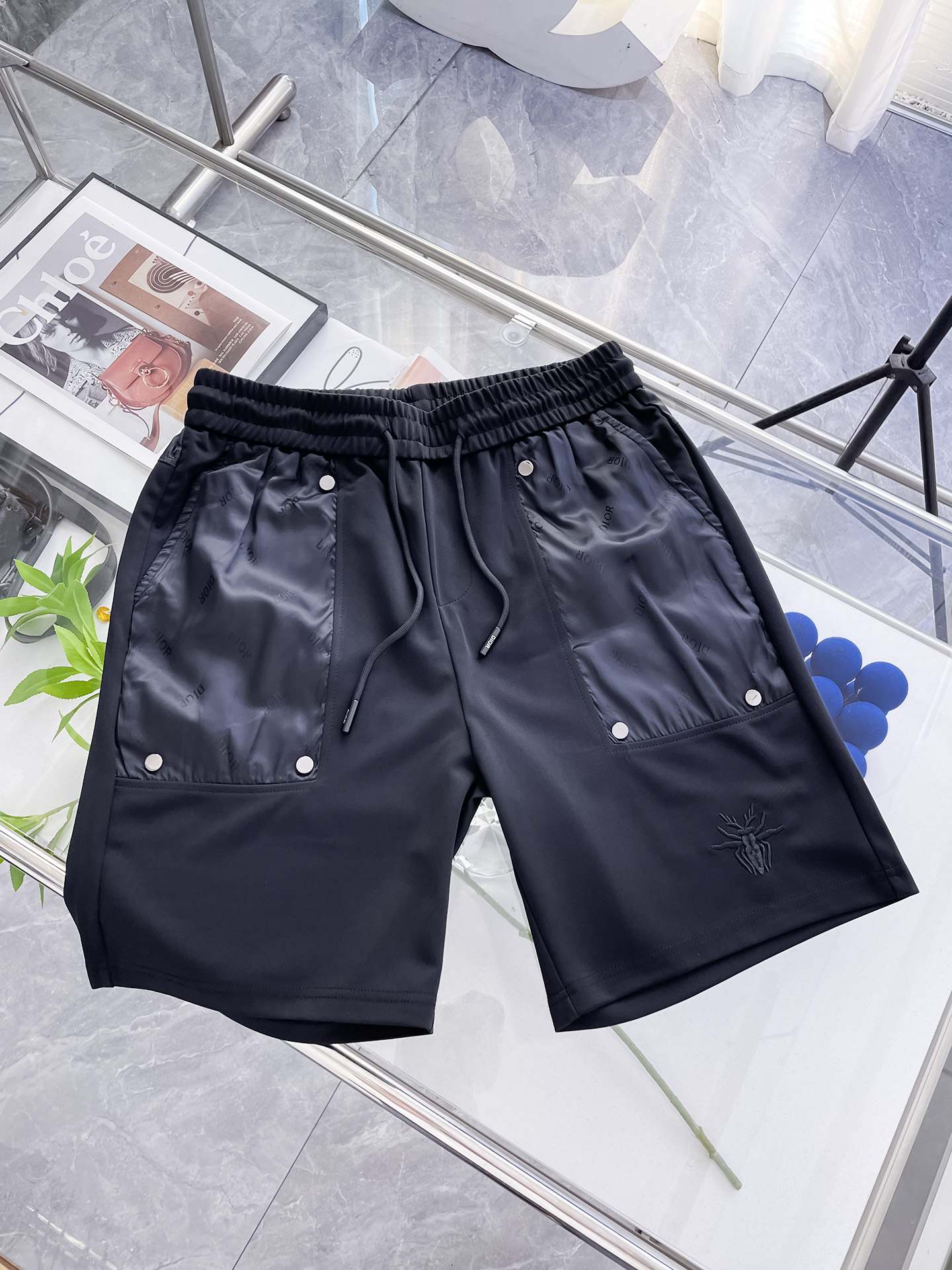 NO:907570,Dior's new 2026 spring and summer men's casual shorts are high-end products that are simple, fashionable and elegant. Customized original imported fabrics are simple, neat and refreshing. The quality workmanship details can withstand any form of inspection. Simple and generous, versatile style. The upper body is elegant and handsome, giving you a brand new sense of sight!  The appearance is incomparable, the details are in place, and the upper body is not picky!  Size M-3xL,,dior,shorts,19860909迪奥 2026春夏新款男士休闲短裤 高端货简洁时尚大方 定制原版进口面料 简洁利落又清爽 品质做工细节经得起任何形式检验简约大方百搭款 上身优雅帅气,焕然一新的即视感！品相无敌,细节都很到位,上身不挑人！ 码数M-3xL,,dior,shorts,,Men's clothing