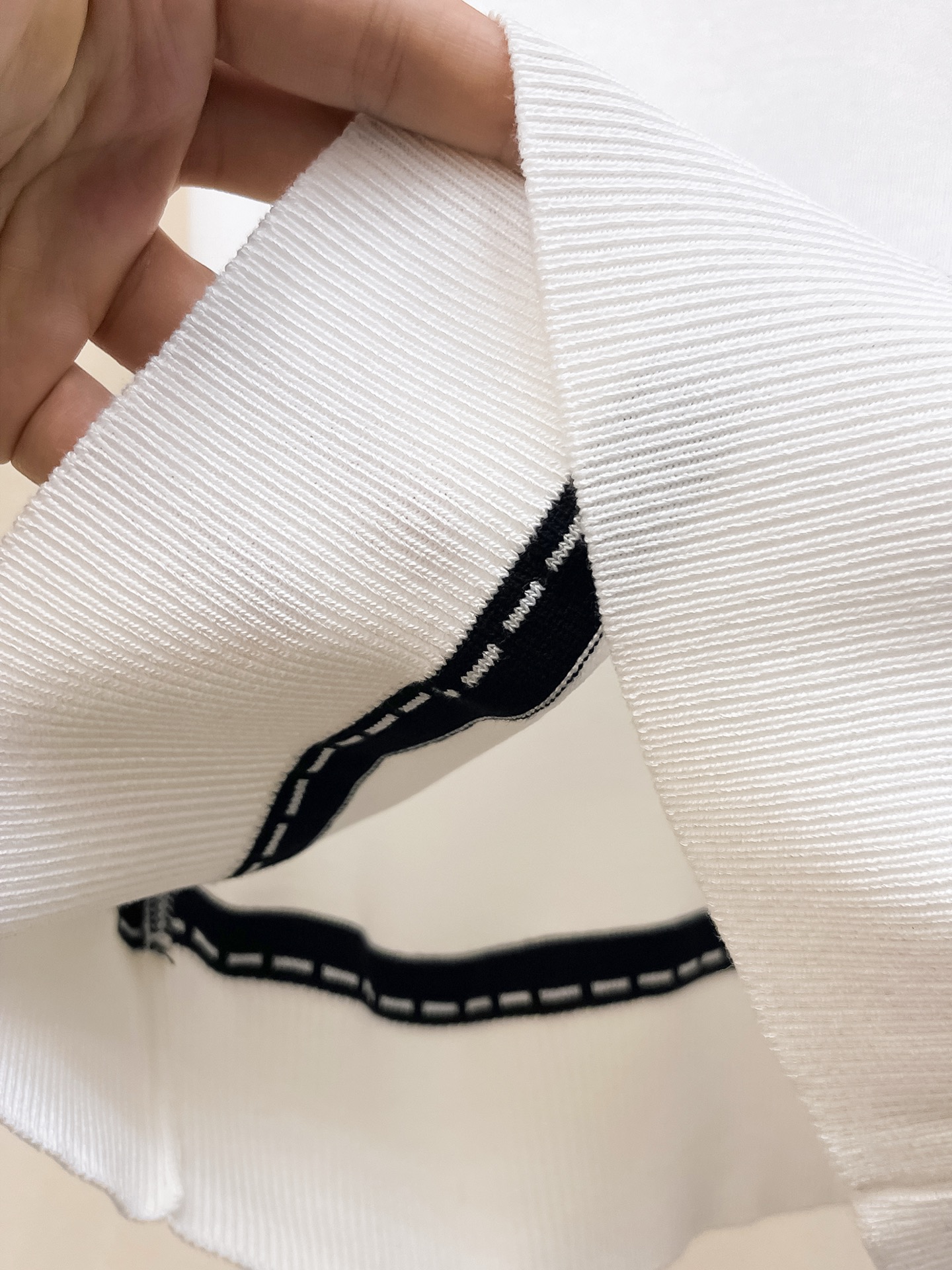 芬迪 2026春夏新品针织短袖，进口针织面料，手感柔软。顶级进口私货，设计潮流短袖针织衫，不失奢华 品质